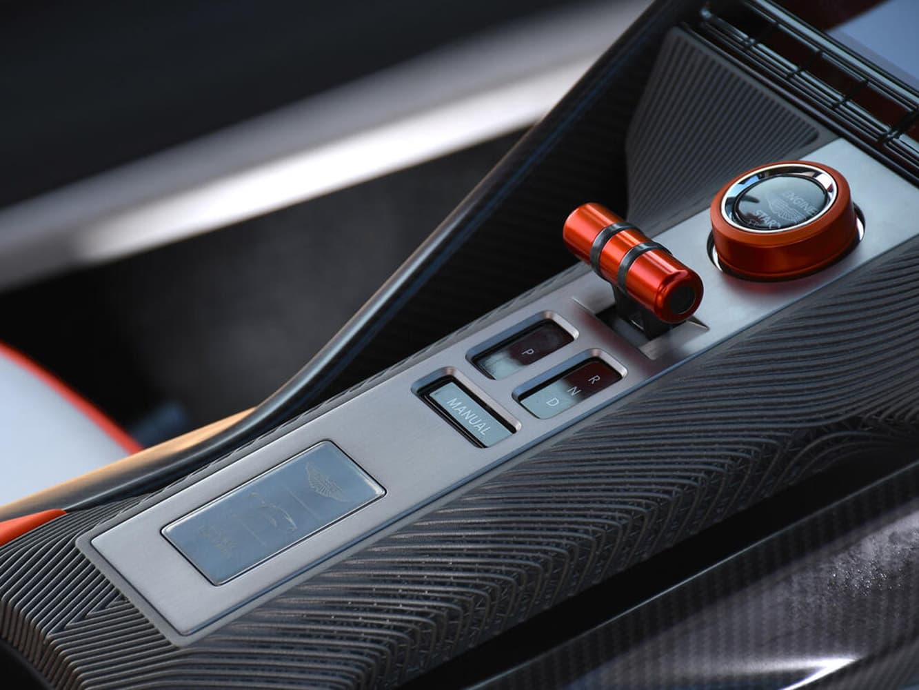 變速箱同樣經過重新調校,導入Vantage GT4 賽車所使用的軟體邏輯,讓換檔反應更加激進。