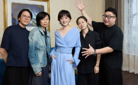 孫儷(中)曬上海迪士尼10年對比照。(取自孫儷微博)