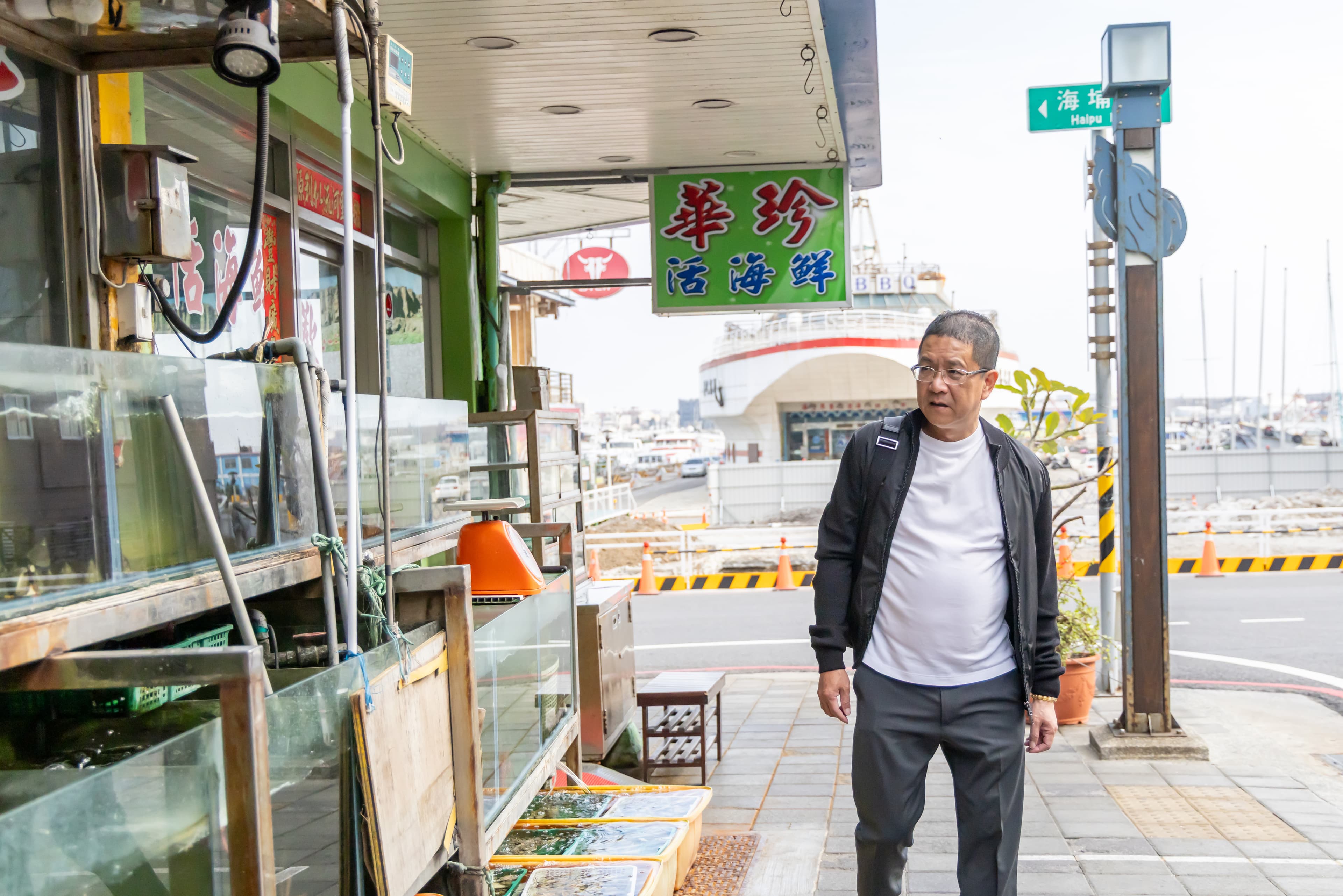 自小在魚市場環境中成長,讓呂金發既養成務實思維,也深諳待人接物的人情分寸。在高雄建商圈廣結善緣、人緣極佳。