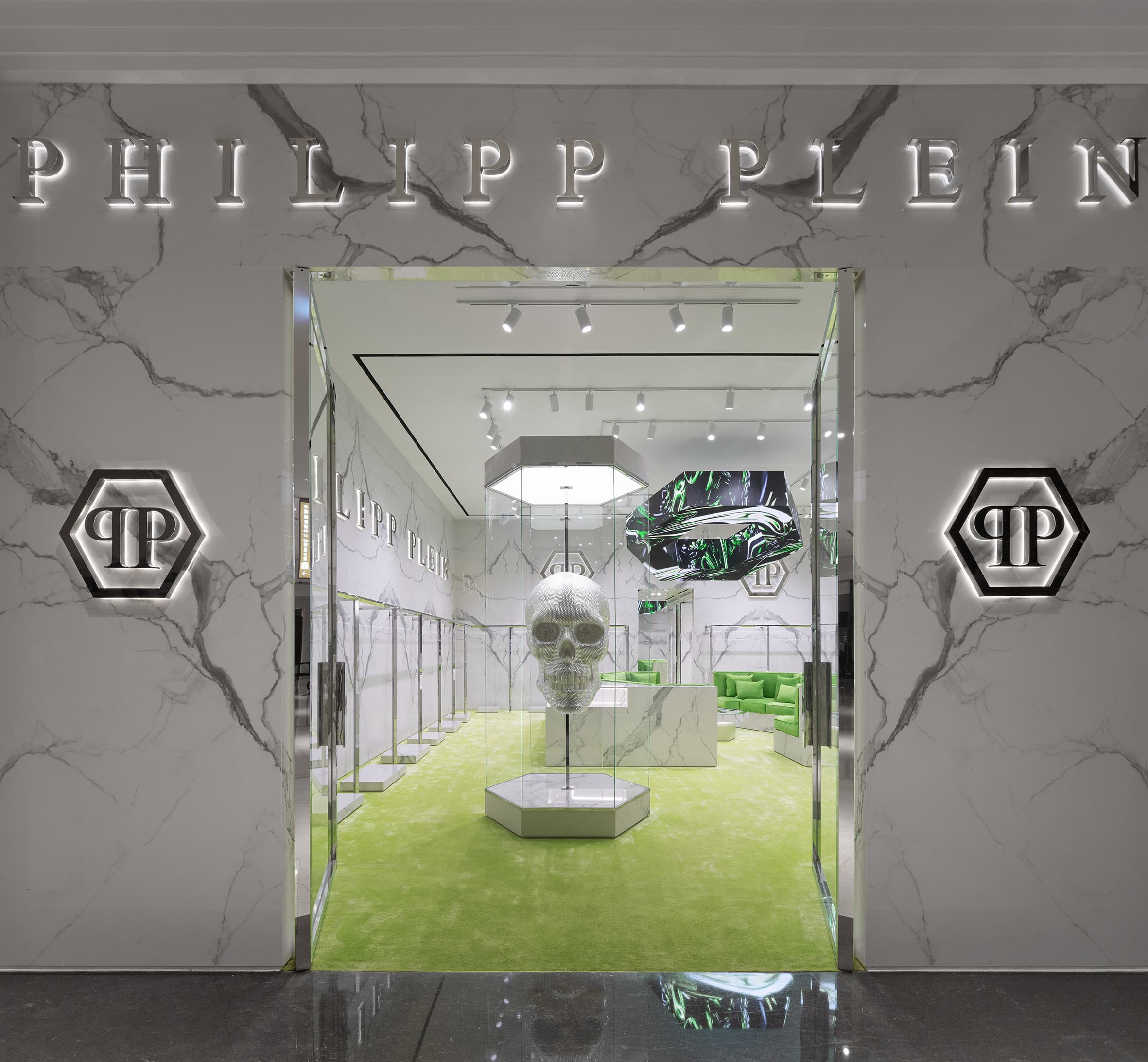 PHILIPP PLEIN微風南山旗艦店一進門,便可見一座巨型水晶骷髏頭裝飾藝術。(PHILIPP PLEIN提供)
