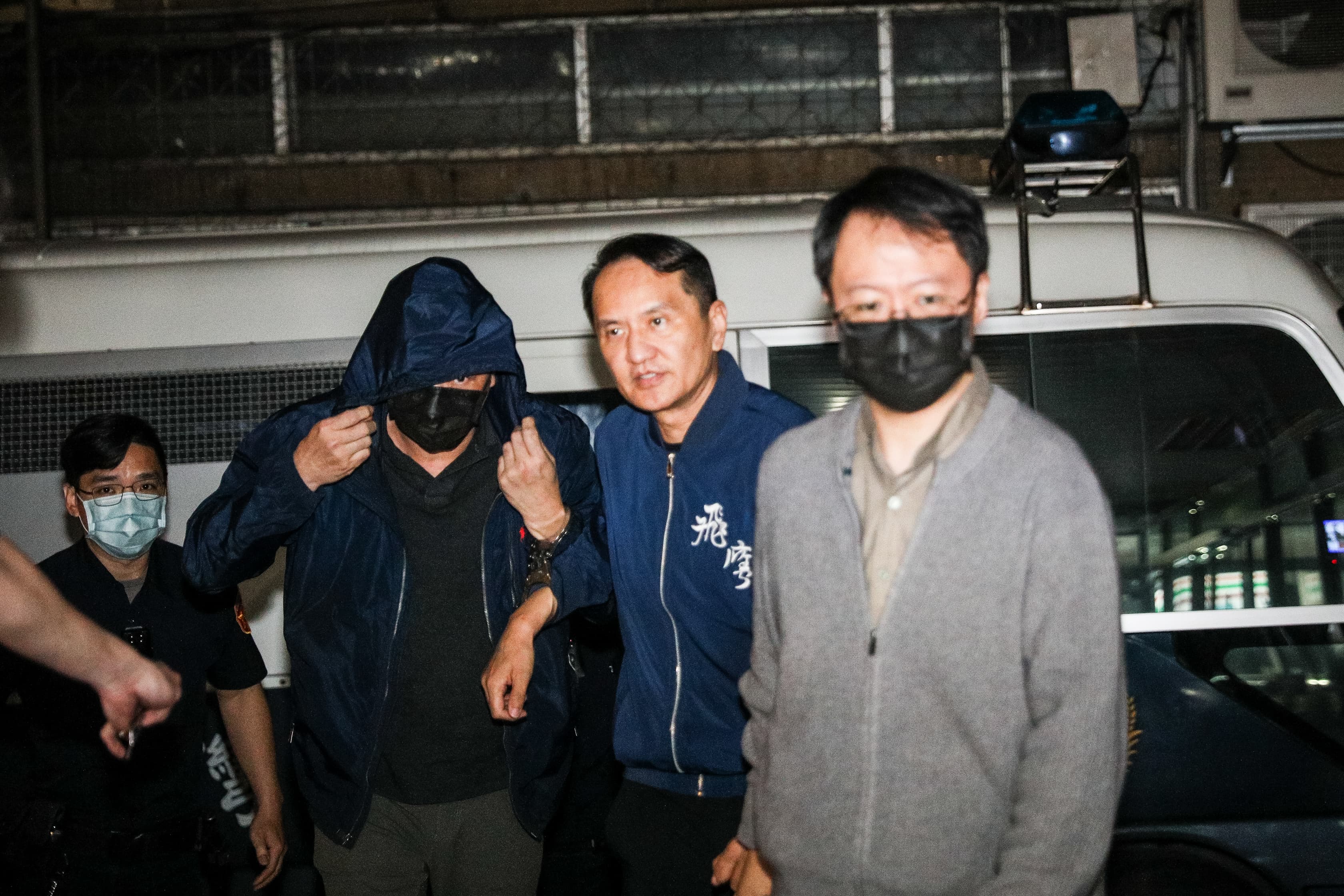 愛爾麗集團負責人常如山(中)、特助張元齡(右)及廠商謝金亨(左) 遭檢方偵結起訴。(鏡報鄒保祥)