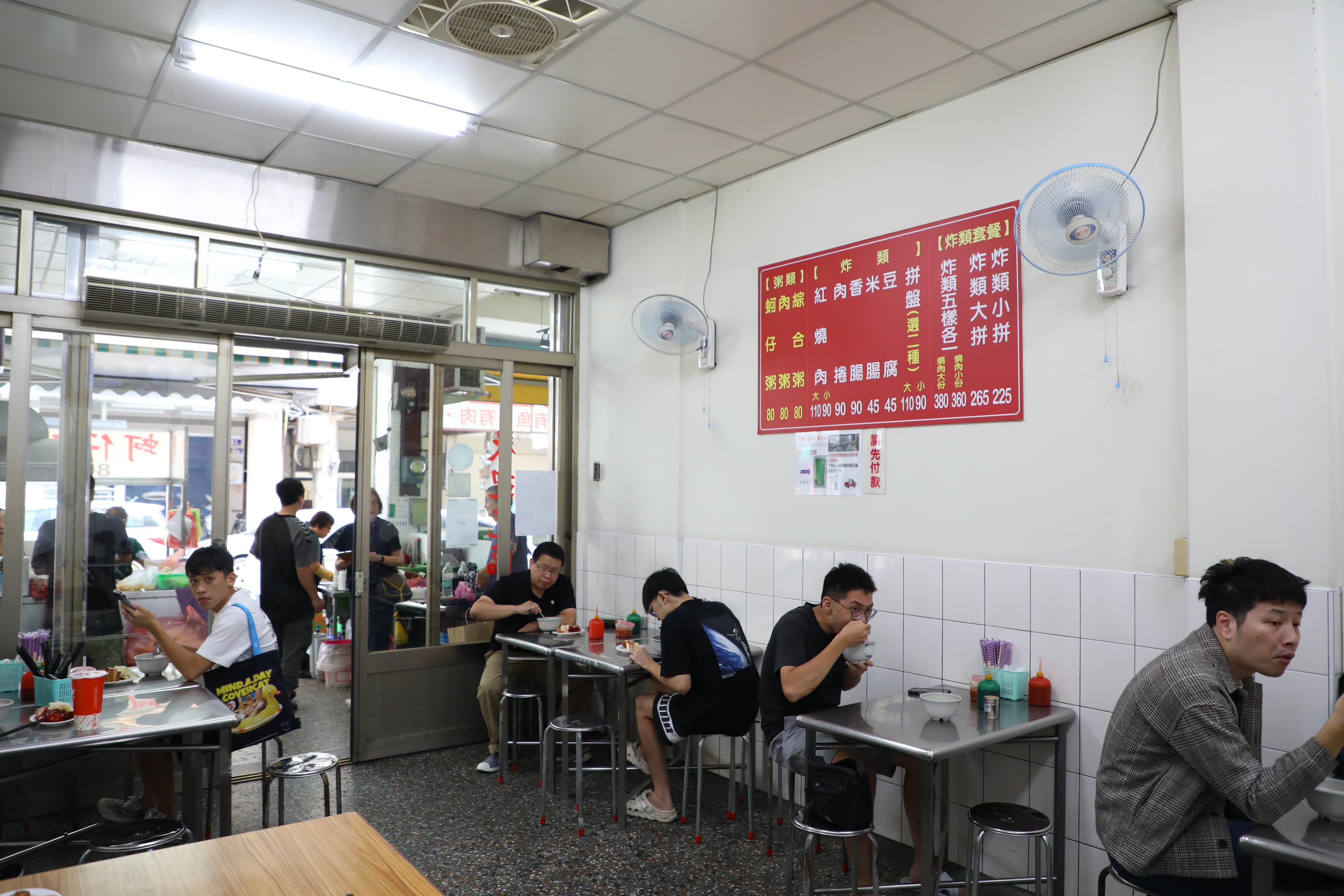 店裡窗明几淨，一整天都人潮不斷。