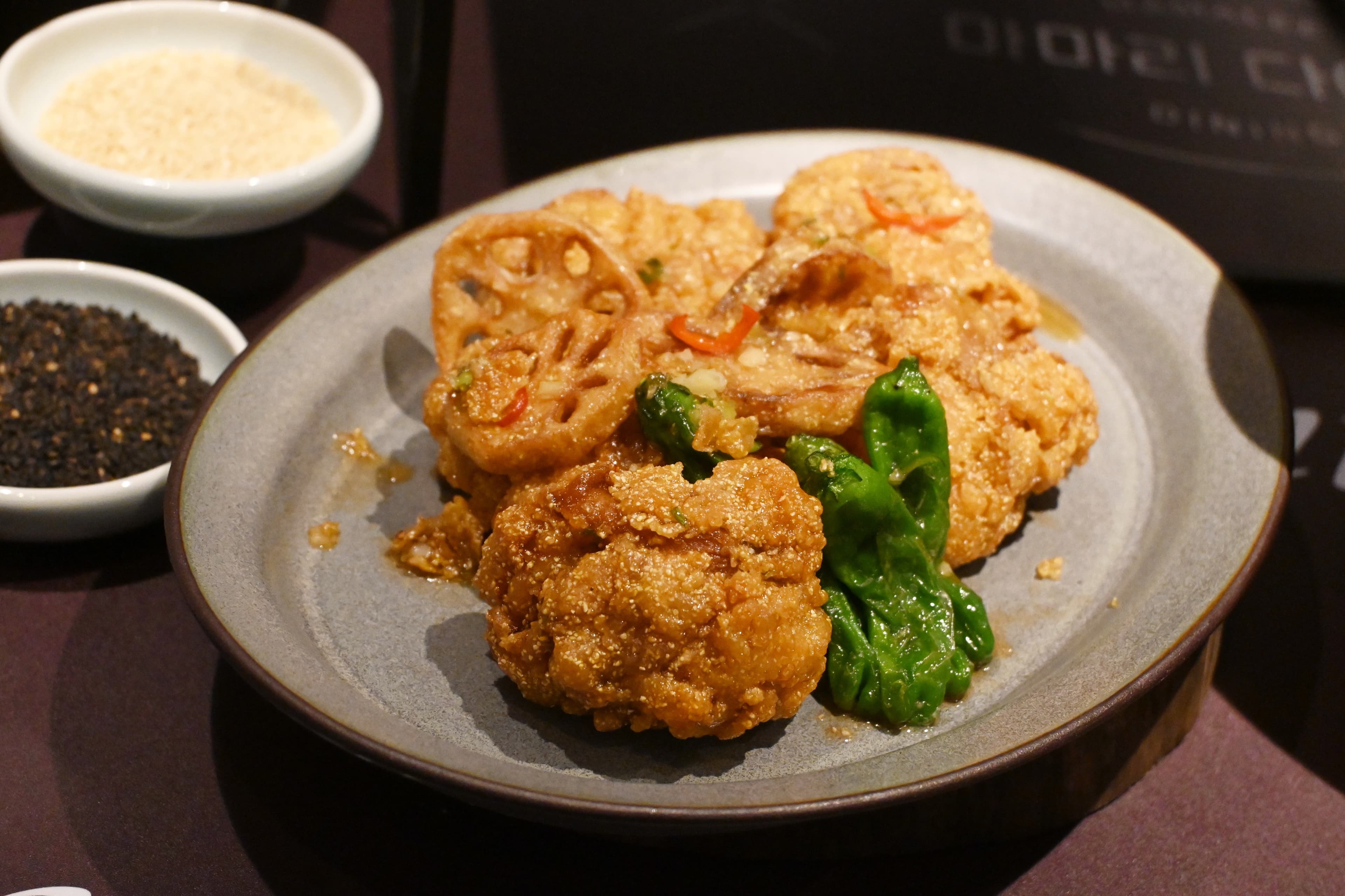 韓式蓮藕炸雞」以酥脆蓮藕片取代薯條，搭配外酥內嫩的雞腿肉與韓式甜辣醬，是MAMALEE的鎮店招牌。（580元／份）