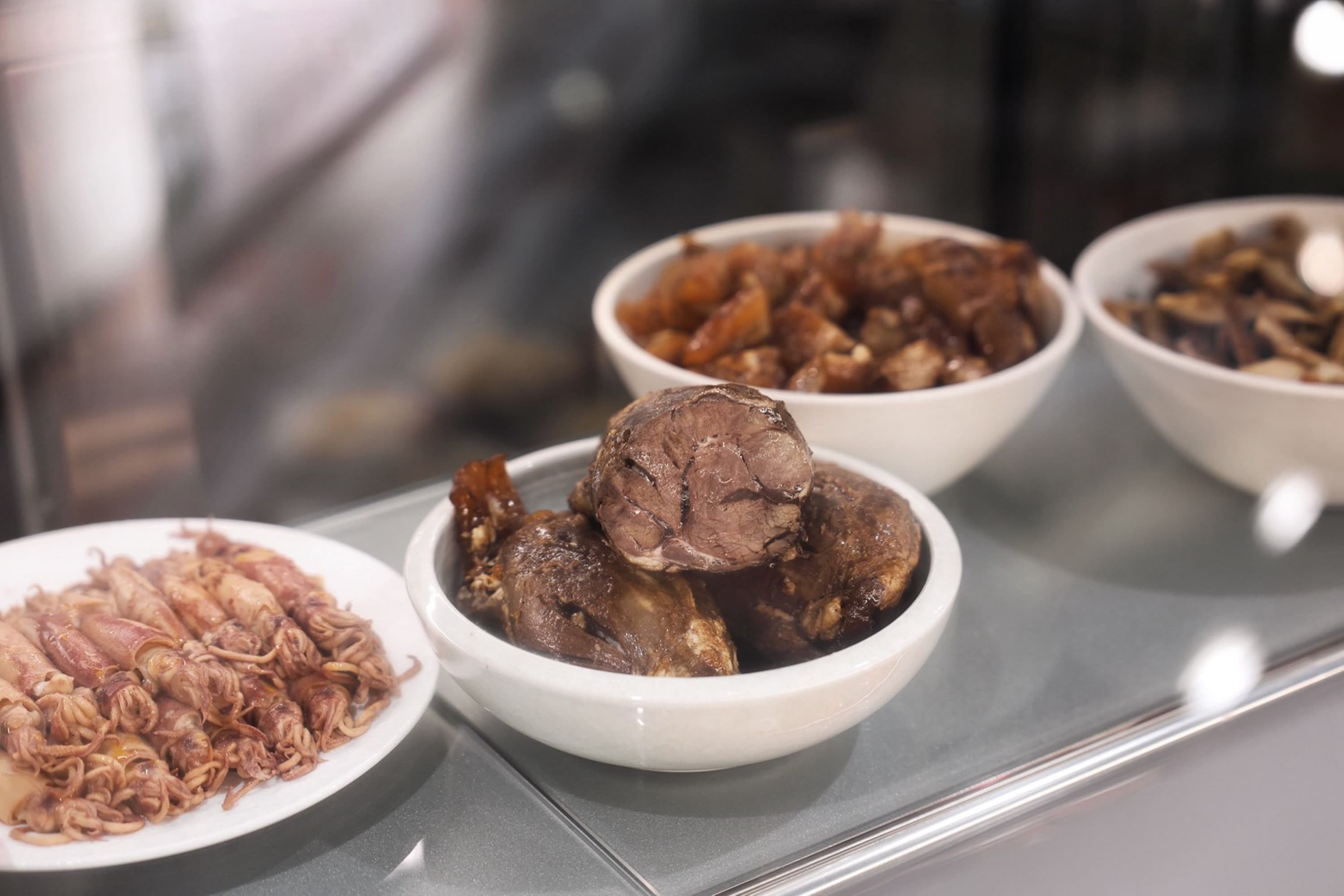 香港經典的「潮州滷味」展現鹹鮮甘香深度,並附上潮州滷味必蘸的特製「蒜泥白醋」。(小卷120元/份;牛筋、牛肚、牛腱皆180元/份)(好好養湯提供)