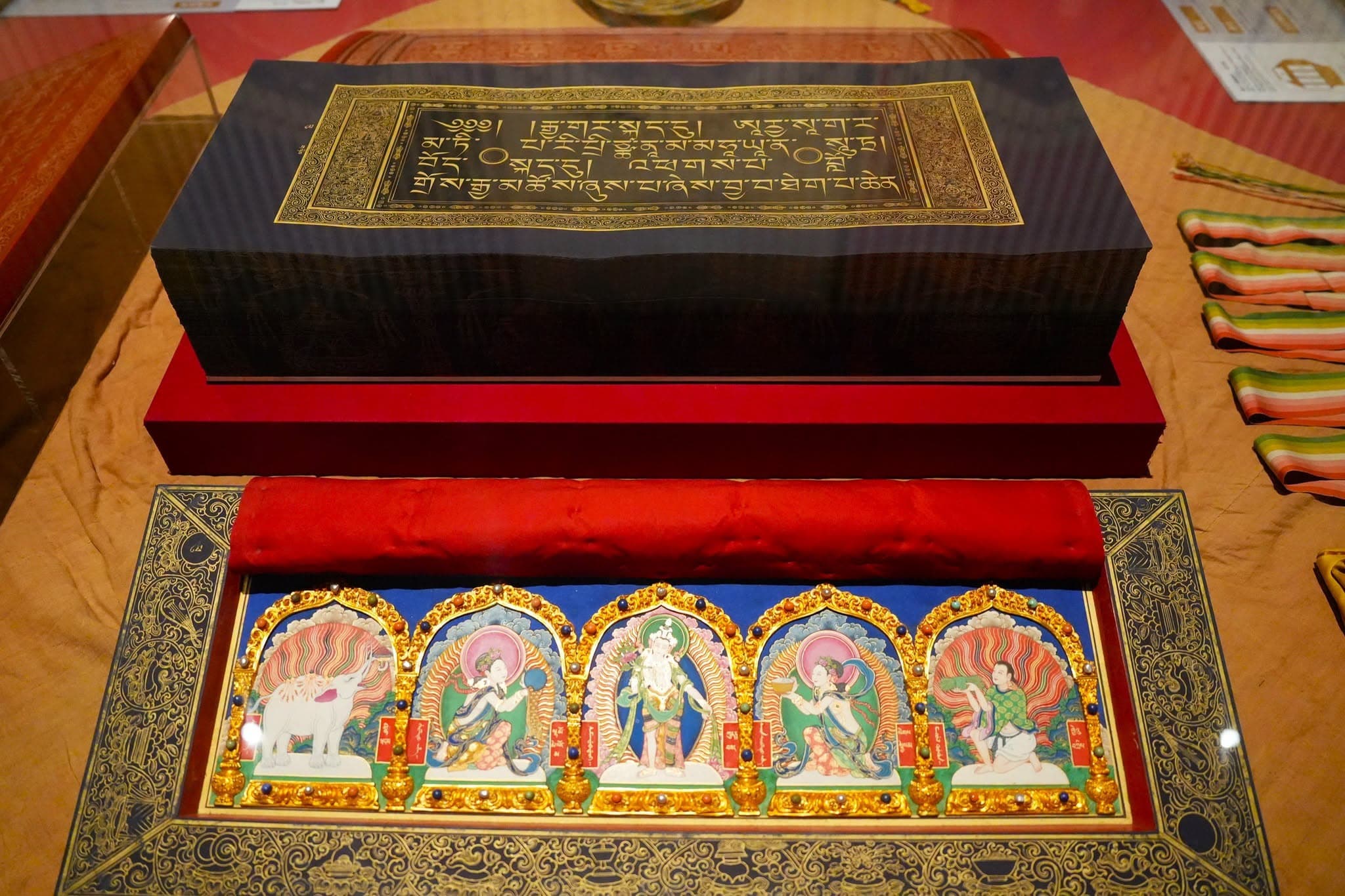 內上護經板與磁青經葉。(翻攝國立故宮博物院南部院區 臉書)