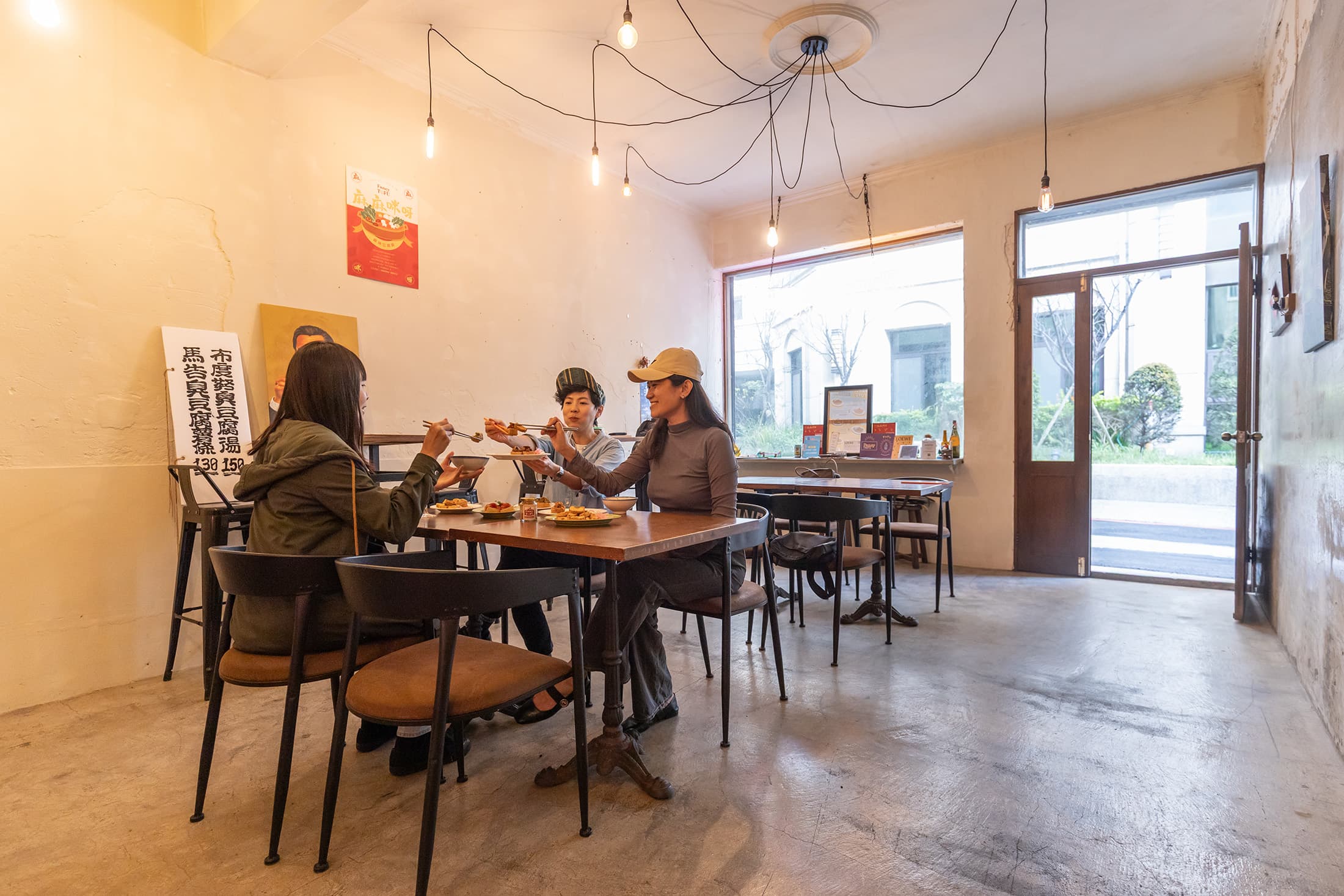 Fancy Tofu的店面原先是一間咖啡館,充滿藝文氣息的裝潢,有別於一般街頭小吃的用餐氛圍。