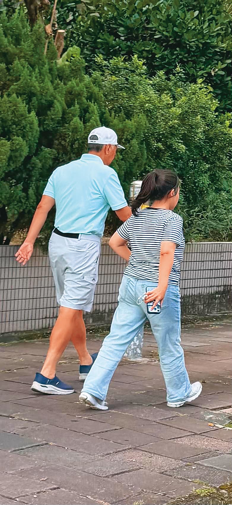 本刊日前收到讀者直擊的畫面,郭台銘(左)與一名看似助理的女子同行。(讀者提供)
