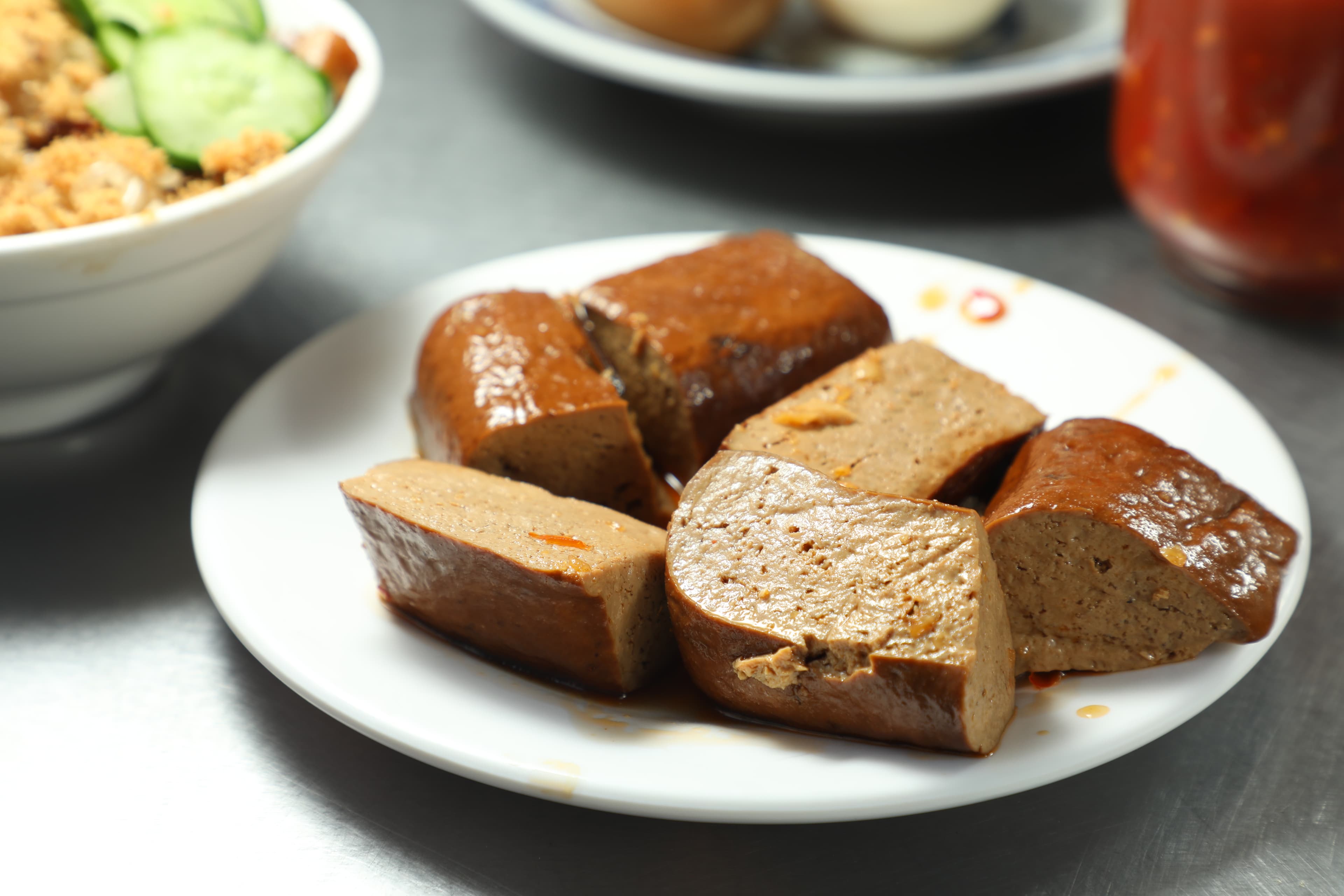 老闆娘特製的「豆乾」,入口會爆汁。(30元/個)