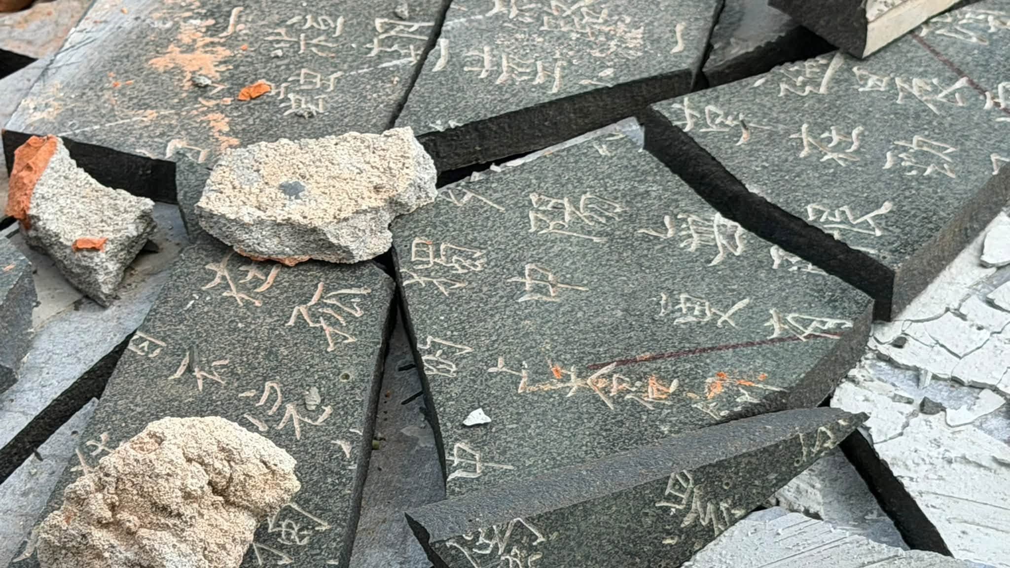 澎湖縣府委託施工修繕「二呆藝館」,卻傳出有11面墨寶拓文石碑被粗暴施工、敲成碎石。(翻攝自臉書趙二呆藝術文化)