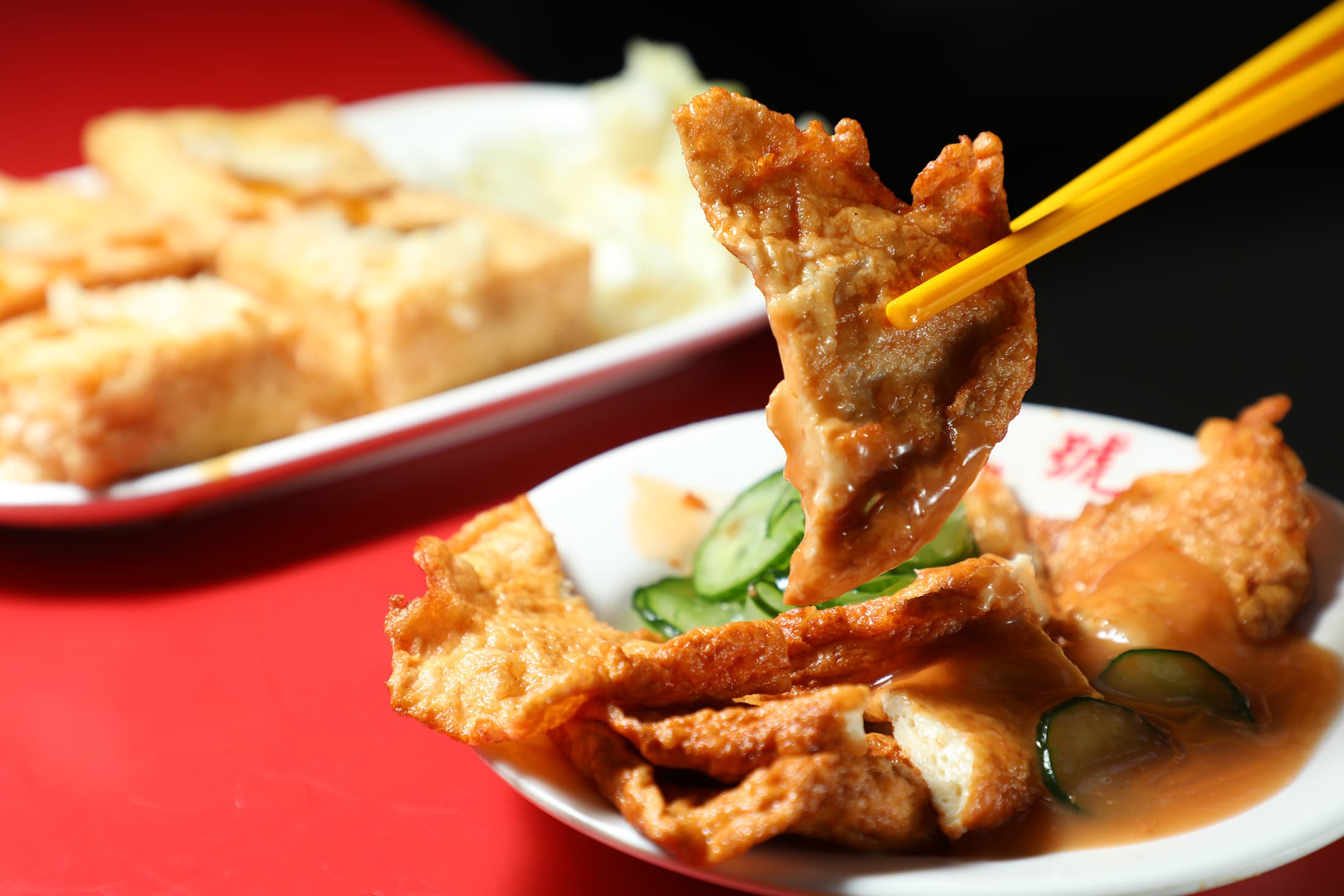 「天婦羅」使用小沙魚肉拌入味噌與蛋汁，經手工油炸至皮薄酥脆，淋上特製酸甜醬與清爽小黃瓜，是忠誠號的招牌小吃之一。（60元／份）
