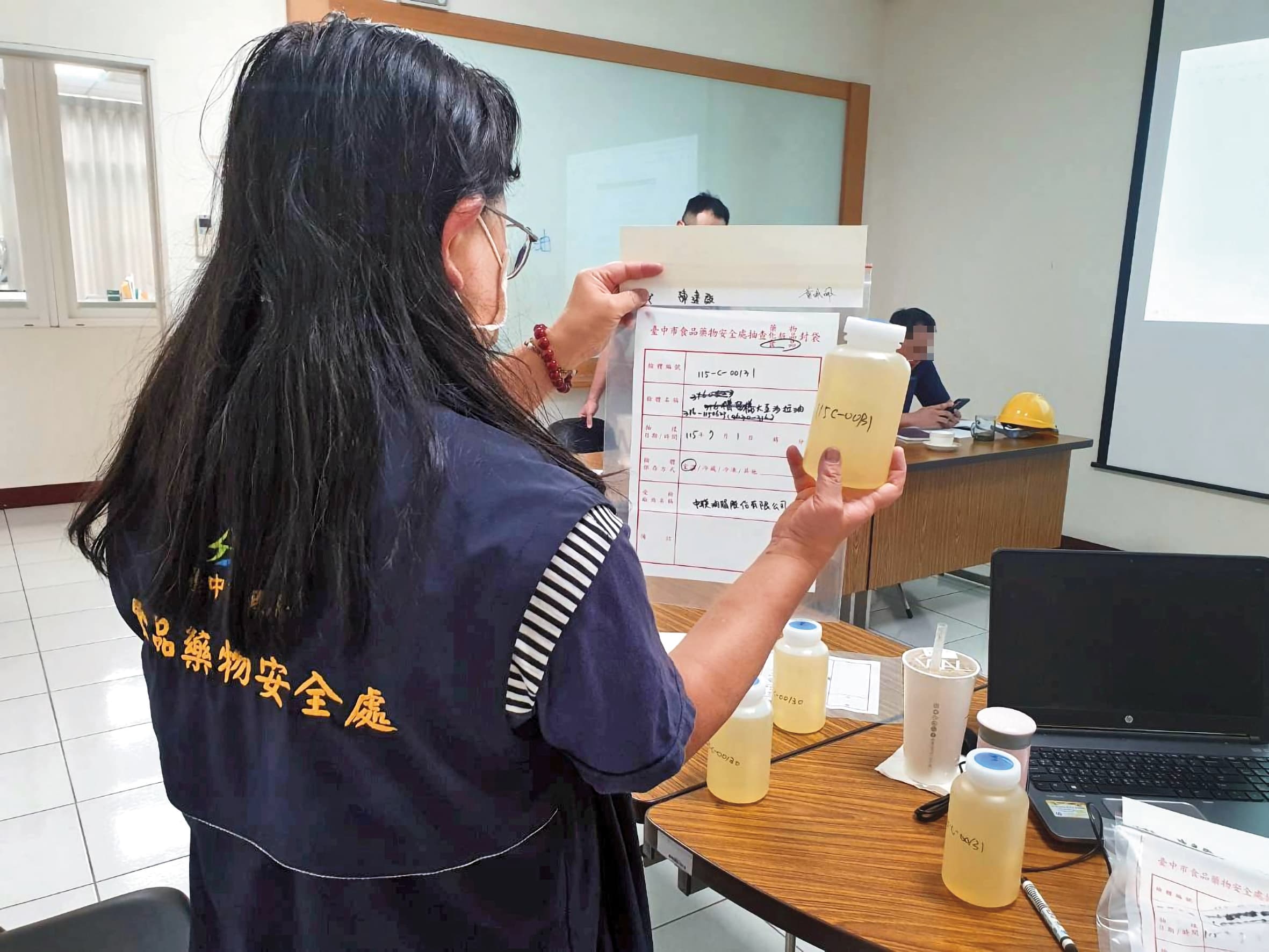 台中市府派員檢驗油品。(台中市衛生局提供)