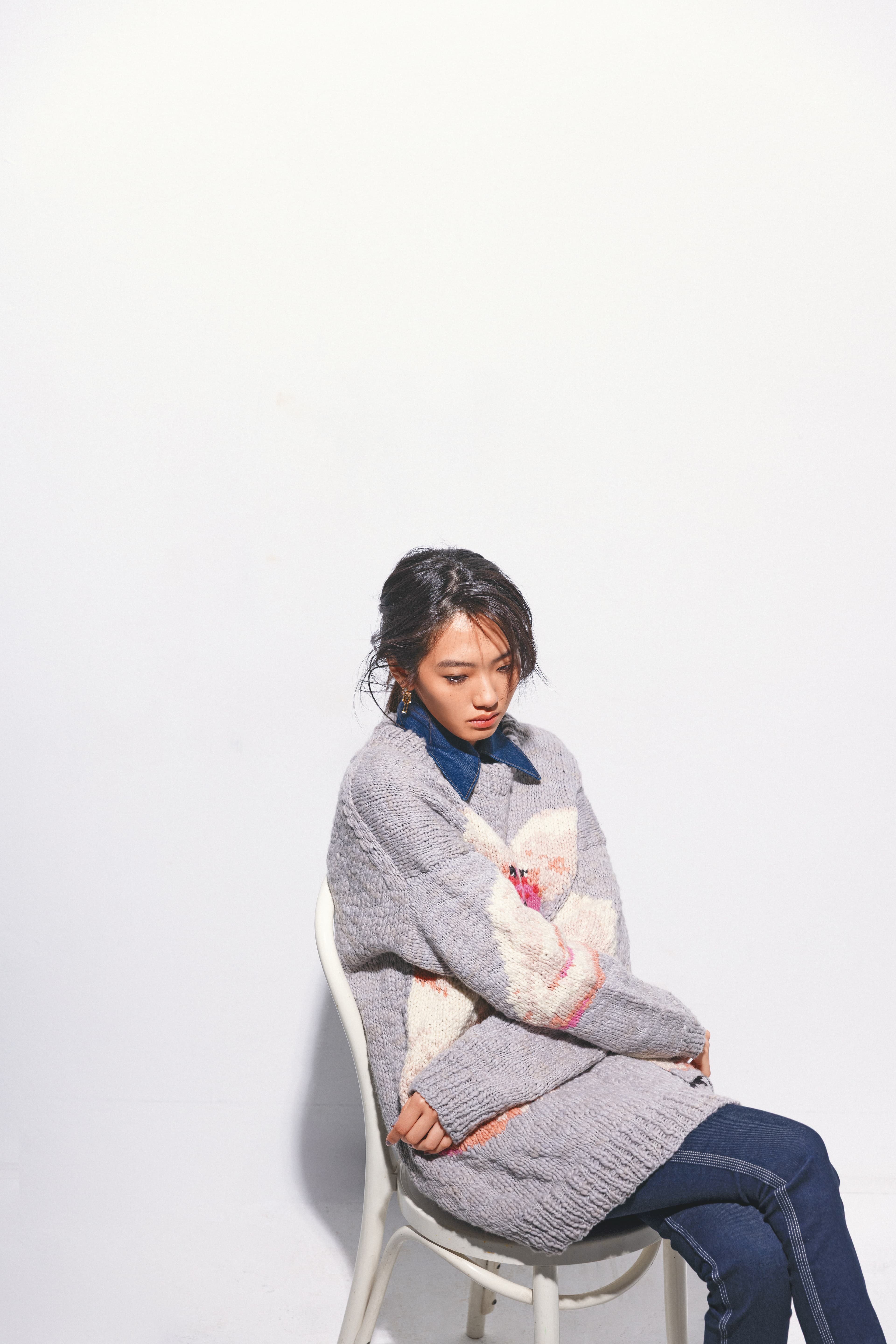 灰色火鶴刺繡毛衣 價格店洽 by Chloé；丹寧襯衫 NT$38,000 by CELINE；緊身牛仔褲 NT$35,000 by CELINE；O'Lock耳環 NT$24,200 by FENDI。