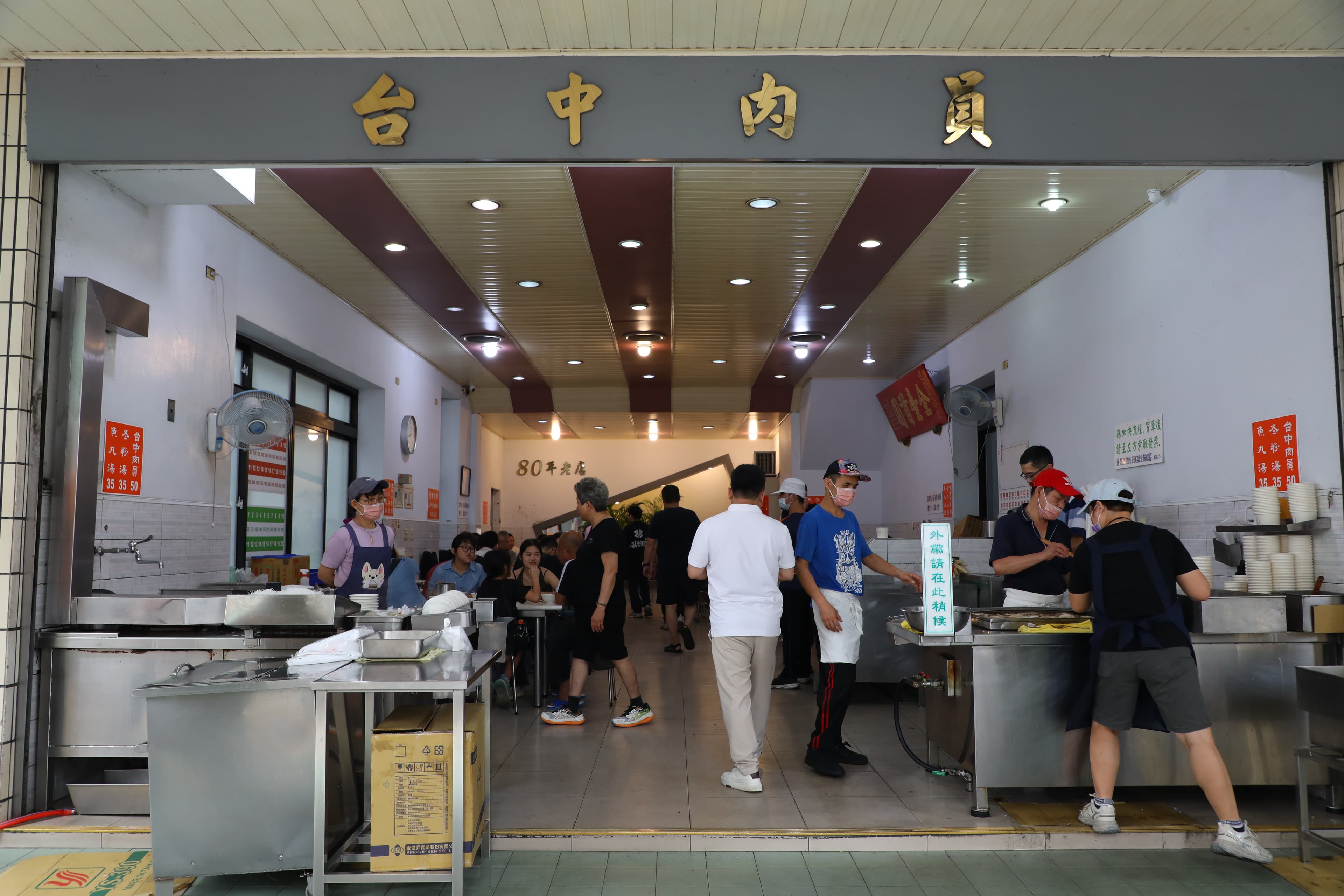 台中肉員的店頭清爽乾淨，上門的都是吃了幾十年的熟客。