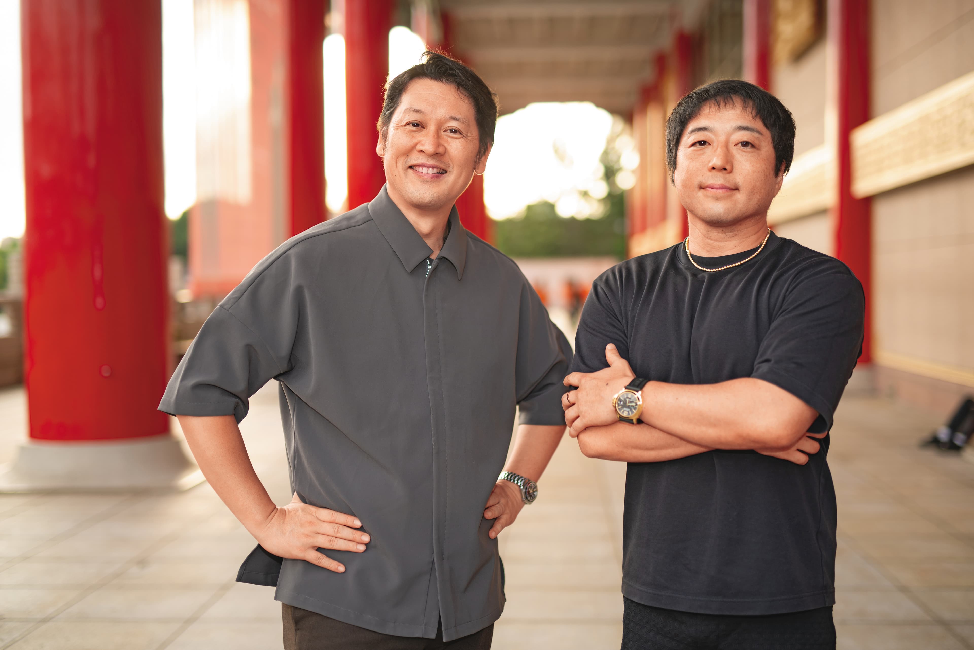導演岸本功喜（右）與音樂總監小島良太（左）認為，音樂劇獨特的表現形式最適合詮釋這個溫暖的故事。  