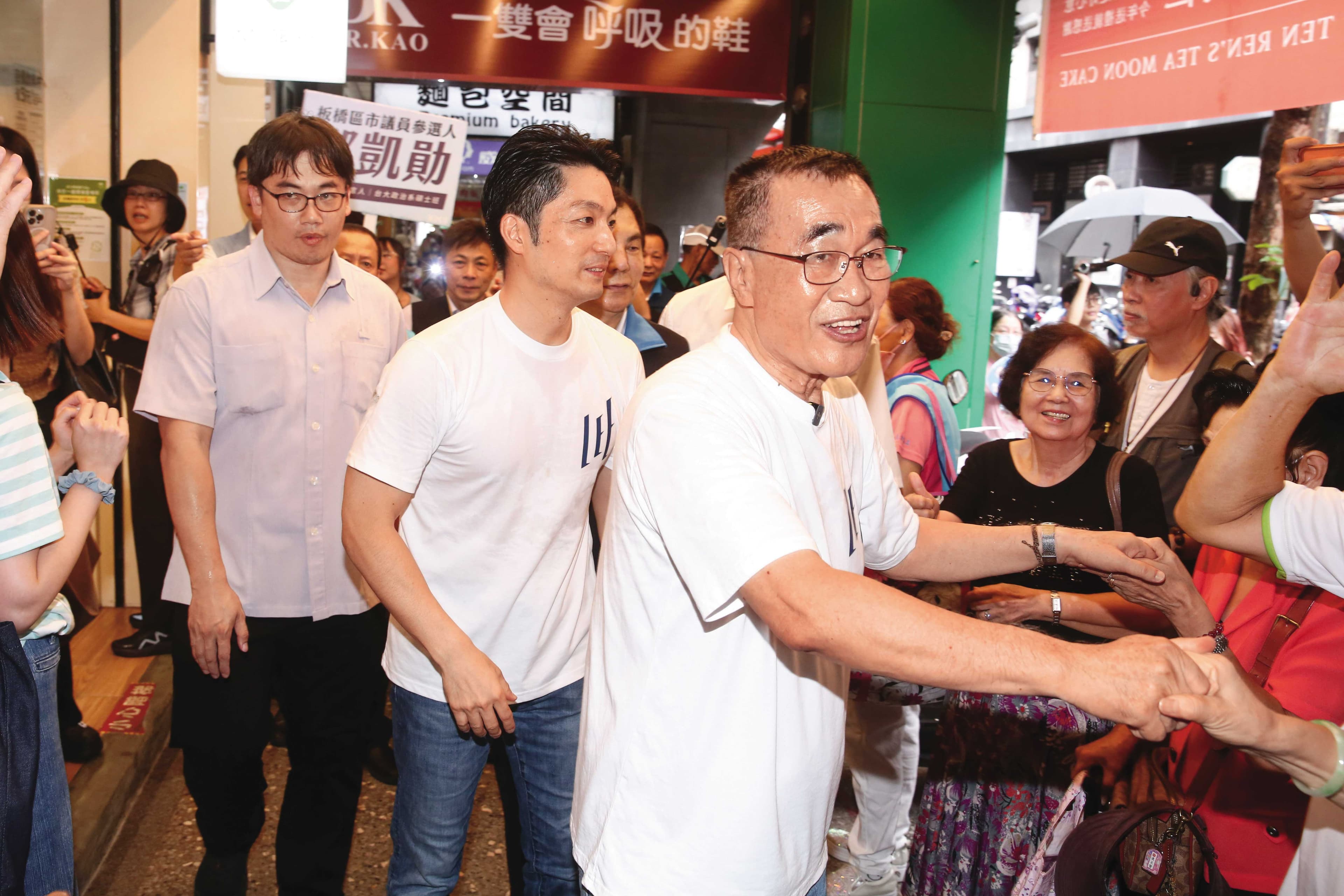 李四川與蔣萬安「雙北連線」頻合體,有意強化市政牌搶攻都會中間選民。(鏡報李鍾泉)