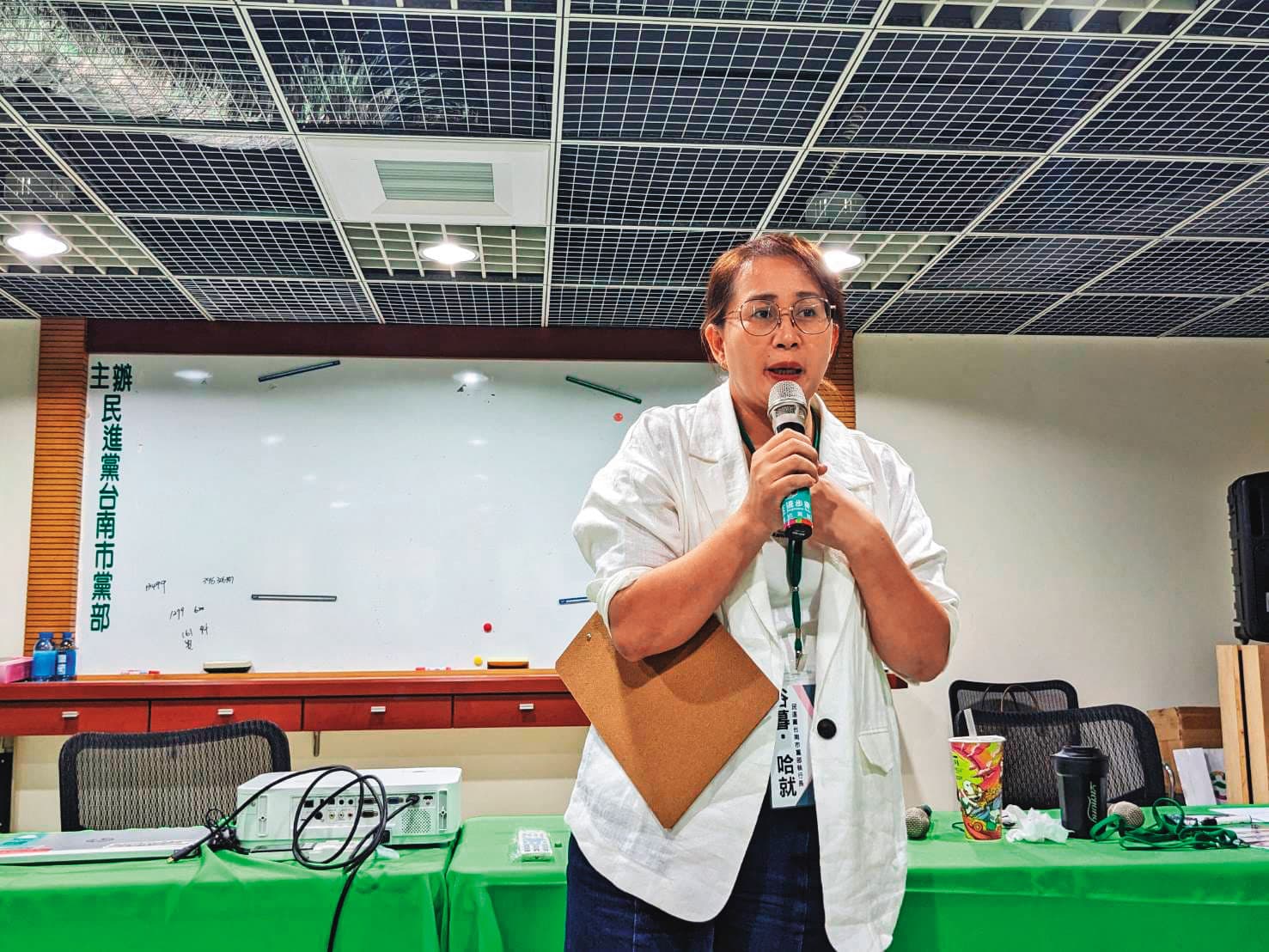 谷暮.哈就等10人因台南市議員助理費案,2020年起遭偵辦,她已依貪汙罪遭判2年、緩刑5年。(翻攝民進黨青年部)