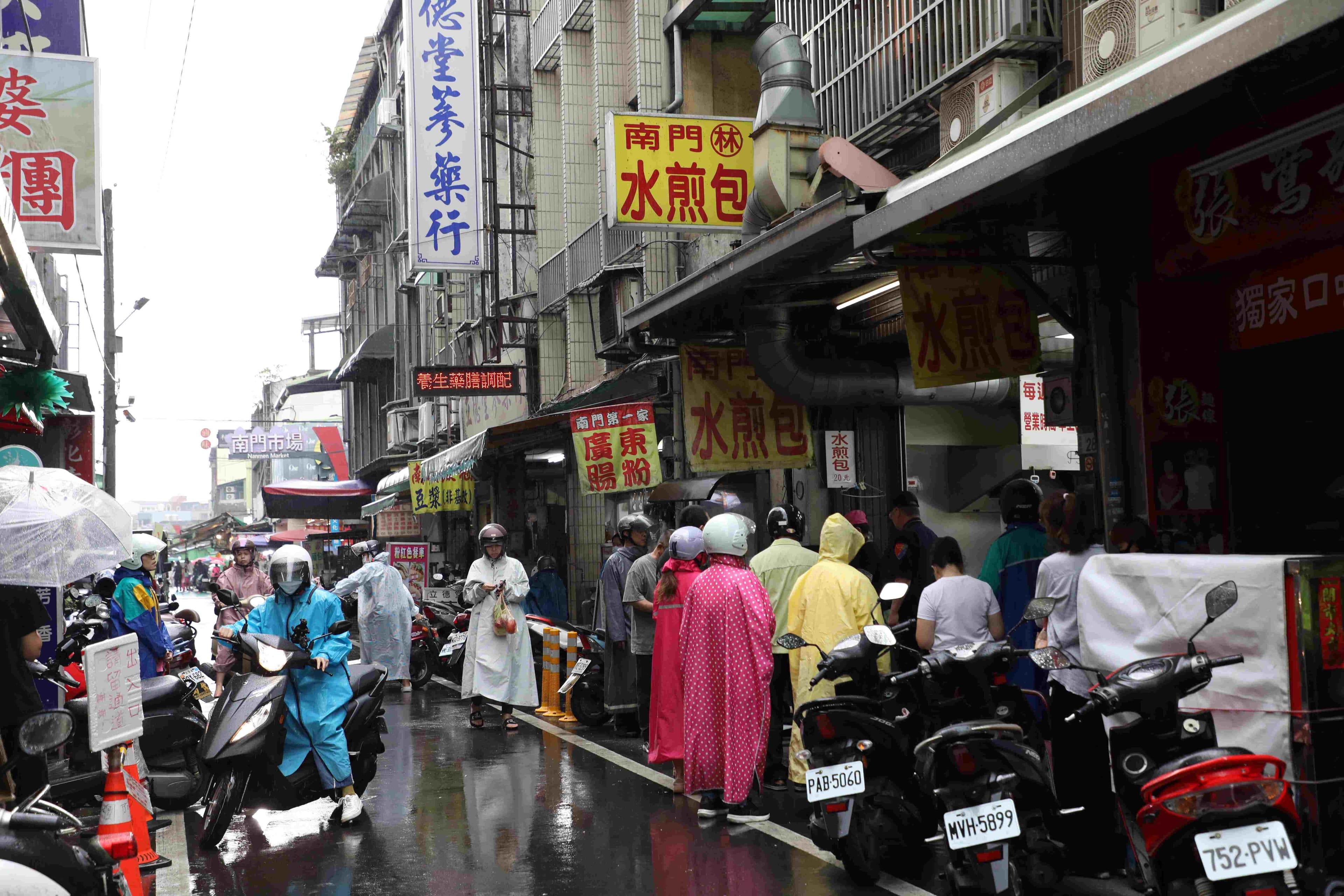 「林記水煎包」是文化街上的排隊大魔王,即使下雨天人潮也不間斷。