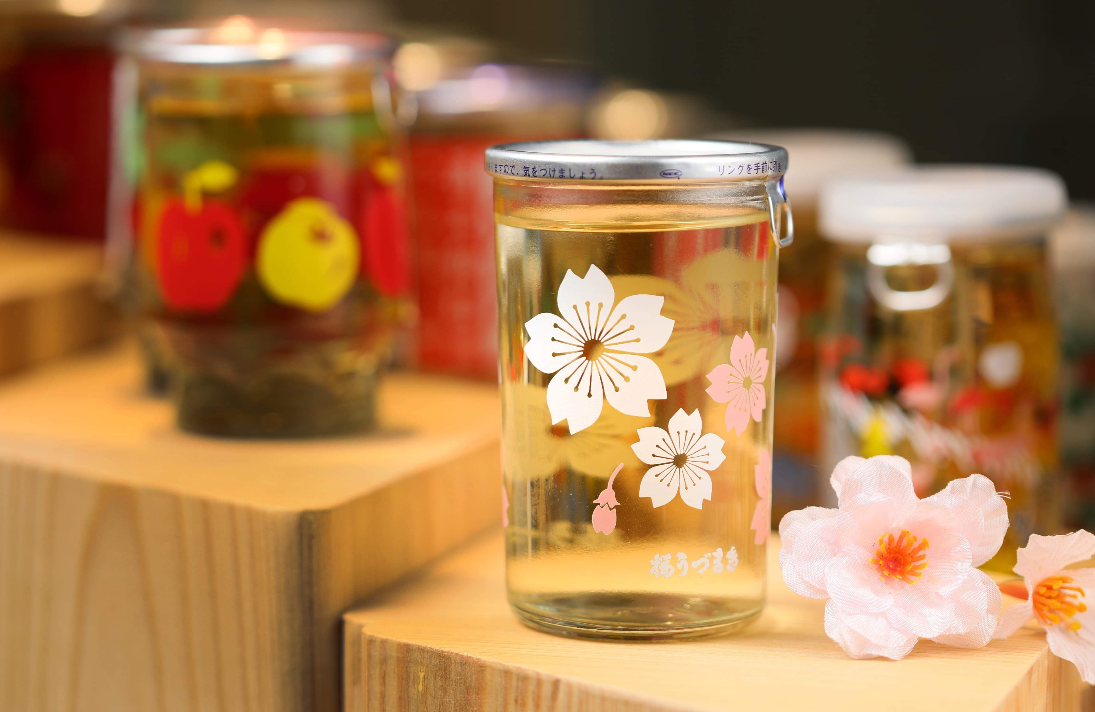 來自愛媛縣的「櫻漩渦SAKURA UZUMAKI上撰」瓶身以櫻花圖樣設計,靈感來自於當地的賞櫻名所八竹山。(280元/瓶)