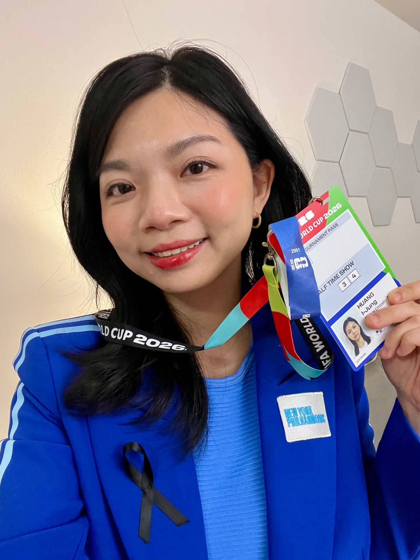 黃薏蓉展示此次世界盃決賽中場秀的工作證,分享參與這場歷史性演出的喜悅。(黃薏蓉提供)