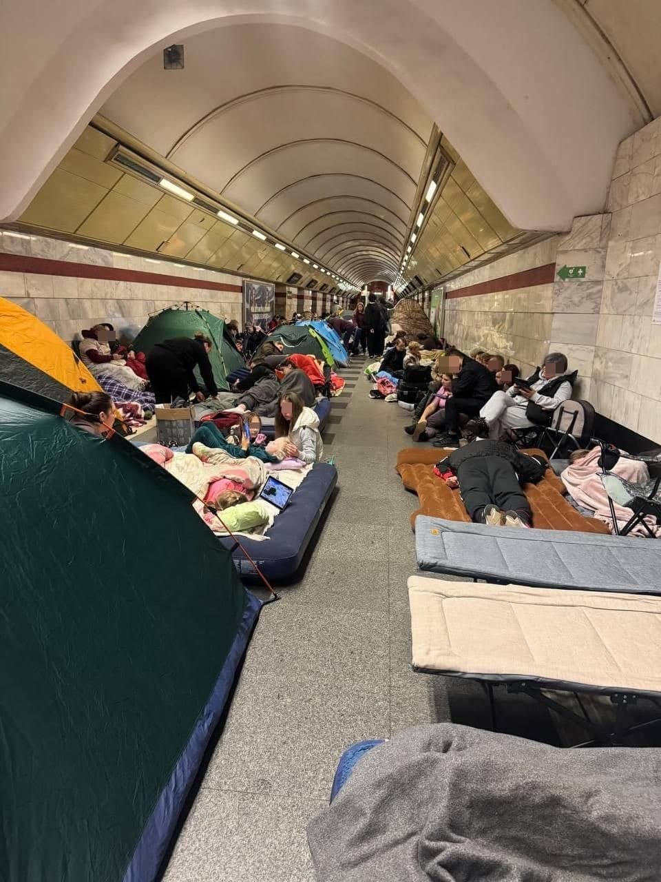 空襲警報響起後,大批基輔市民連夜湧入地鐵站避難,有人攜帶行李、棉被與床墊,在地下空間度過驚恐的一夜。(翻攝自X)
