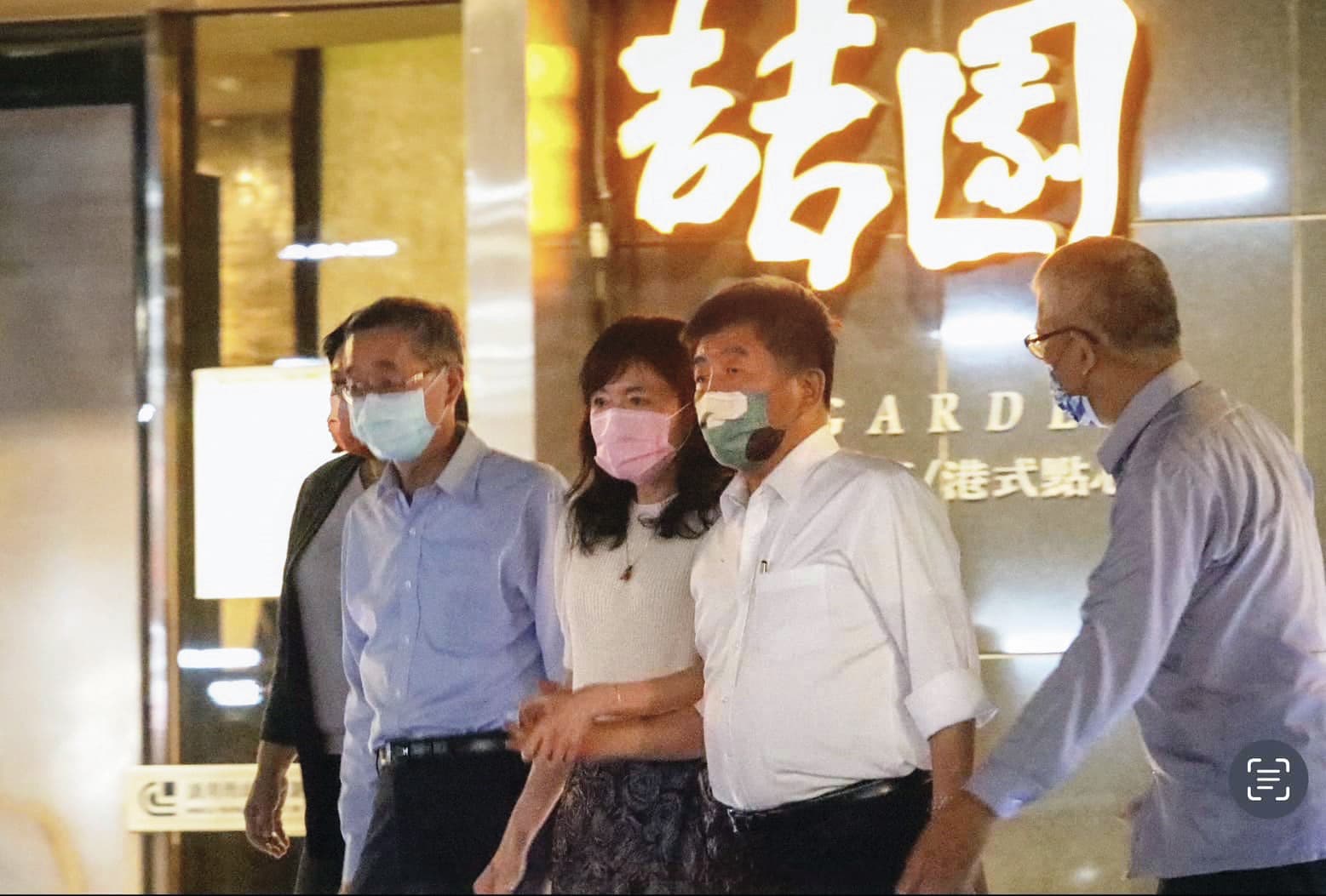 黃國昌狗仔隊長期跟監府院黨高層,時任台北市長候選人陳時中與醫生夫婦等友人聚餐也遭偷拍。(翻攝徐巧芯臉書)