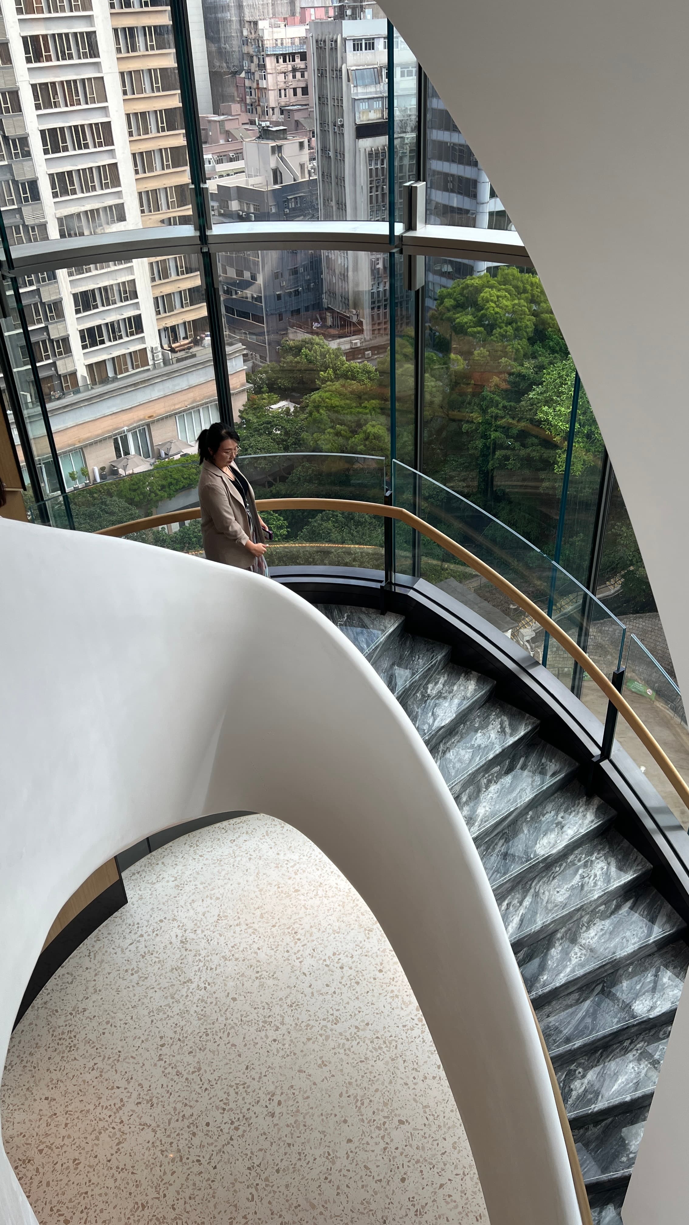 11到15樓的公共空間以一座古典迴旋梯連結。