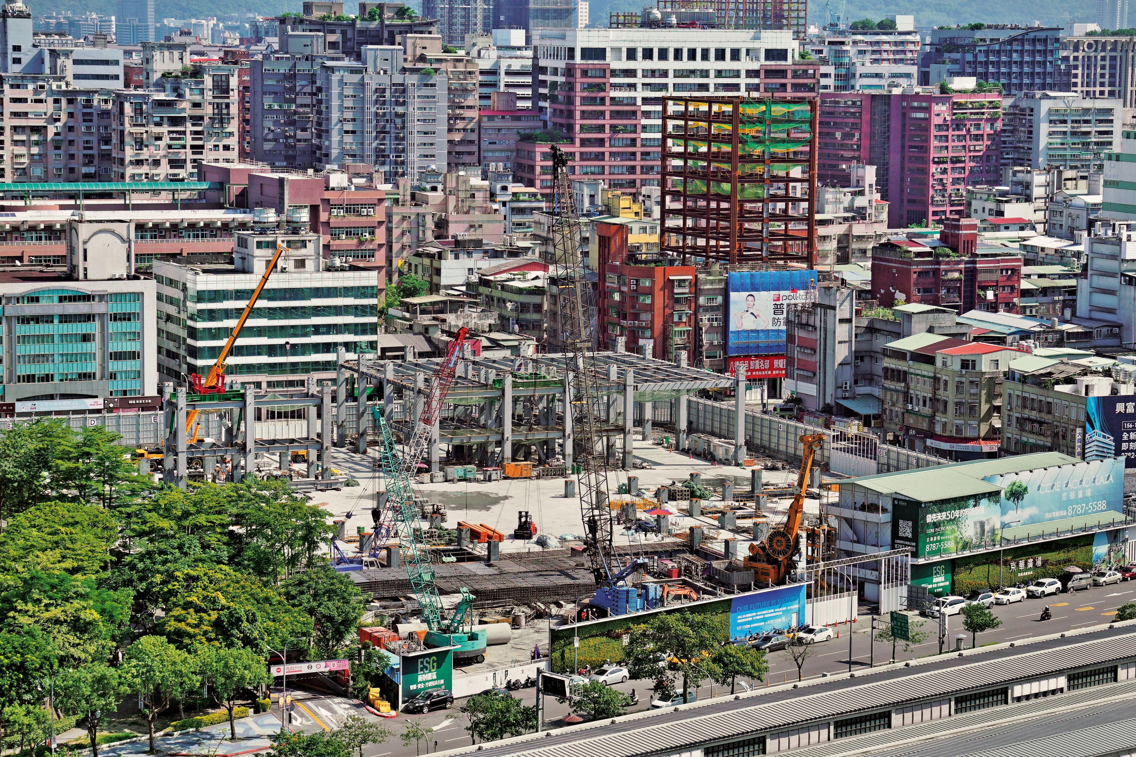 京華城被扣押百億元土地,引發停工爭議。