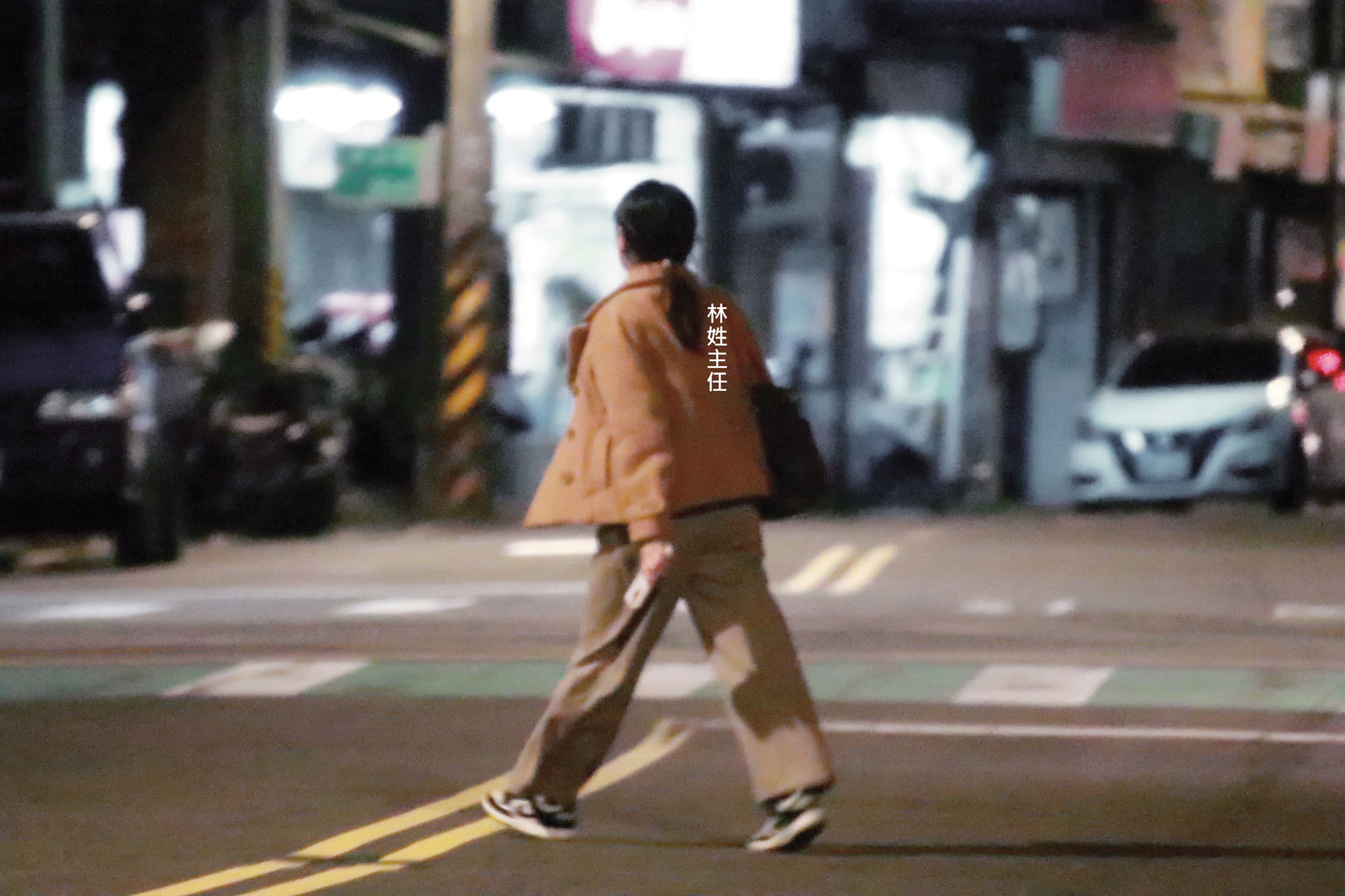 23:25 林姓主任下車後,橫越馬路返家。