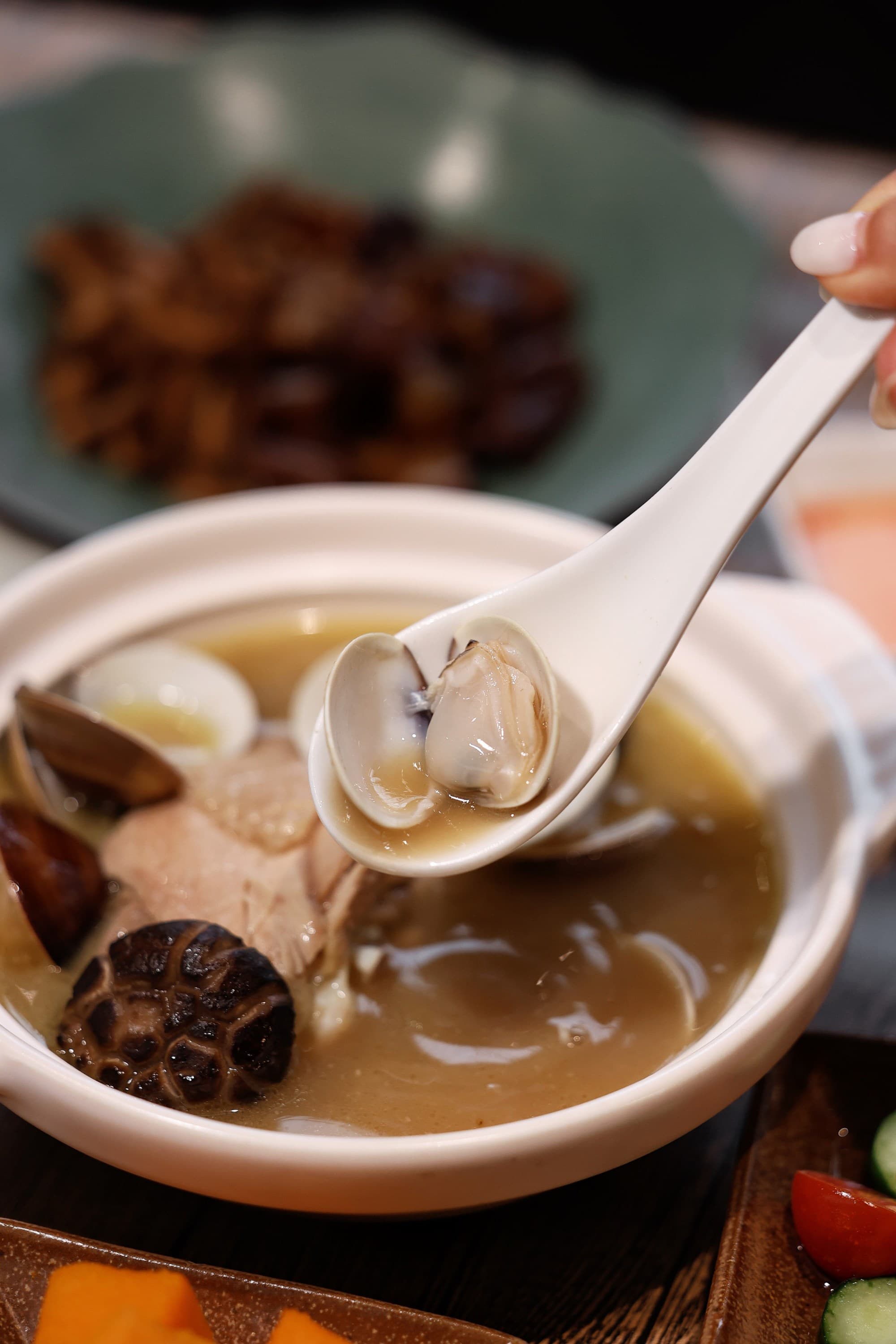 以道地港式手法呈現的「蛤蜊花菇雞腿湯」,經5小時慢火熬煮至溫潤醇厚,採湯肉分離方式費工熬湯,老母雞負責底韻,另以高湯烹煮的紅羽仿土雞腿鎖住肉汁,讓濃厚湯頭與鮮彈肉質並存。(280元/份)(好好養湯提供)