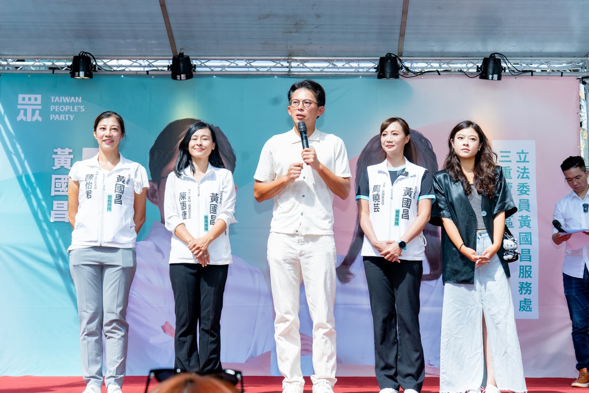 黃國昌與「四大金釵」右起依序為林子宇、周曉芸、陳語倢、陳怡君。(翻攝自周曉芸臉書)