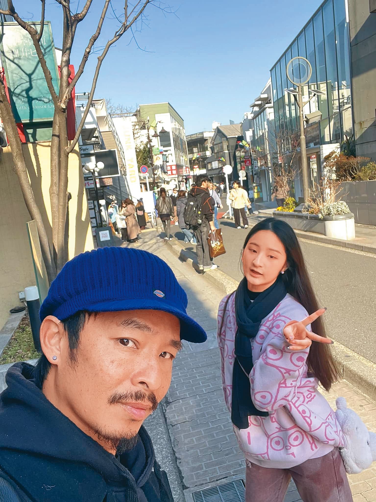 藍波(左)小女兒咩咩(右)愛跳舞,不只遺傳他的舞蹈細胞,父女感情融洽,經常一起出國旅遊。(翻攝自藍波老師臉書)