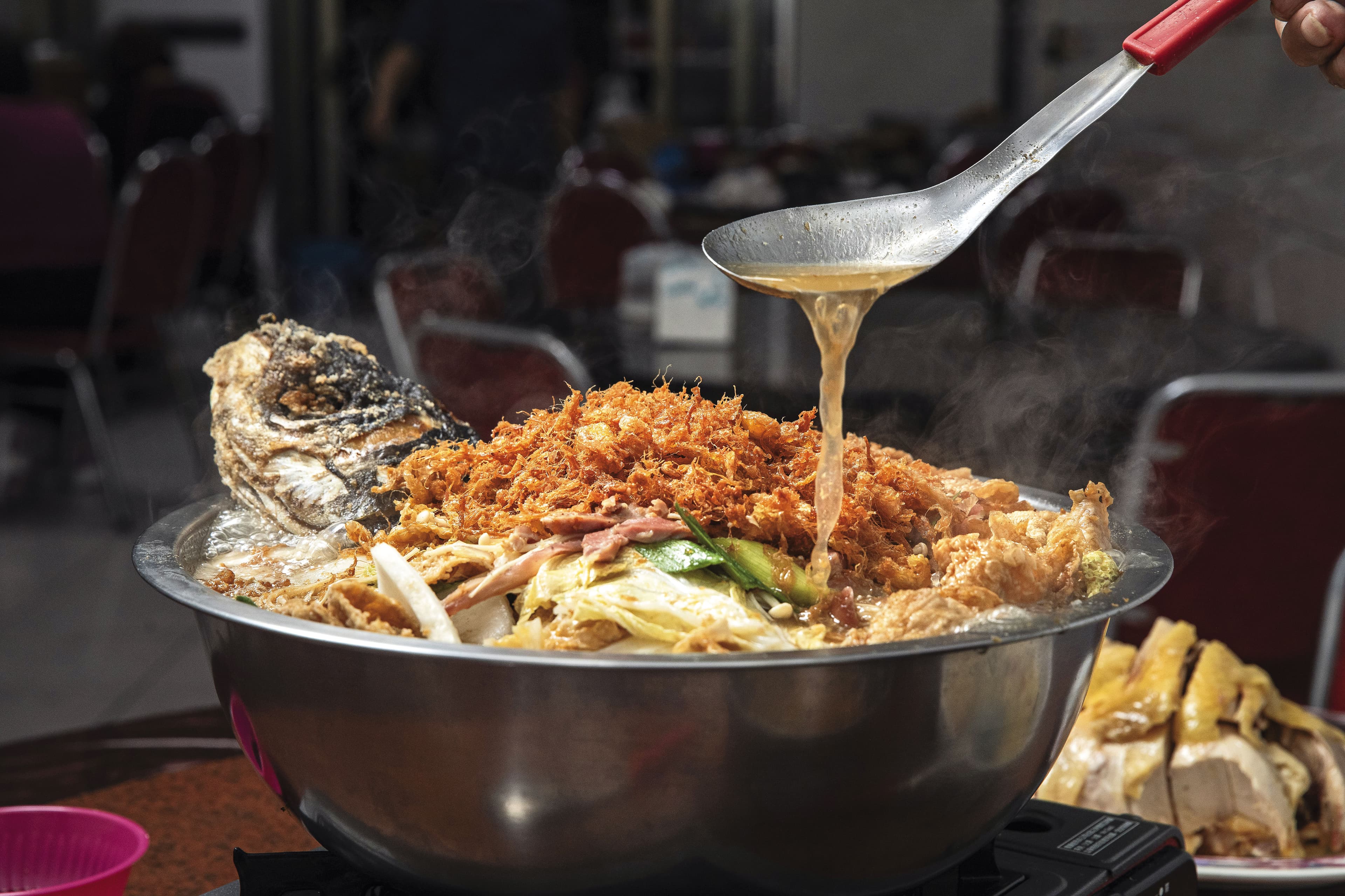 佳香砂鍋魚頭每份使用半顆魚頭,有濃厚沙茶雞湯湯頭,混合魚肉與蛋酥鮮香。(1,000元/大份)