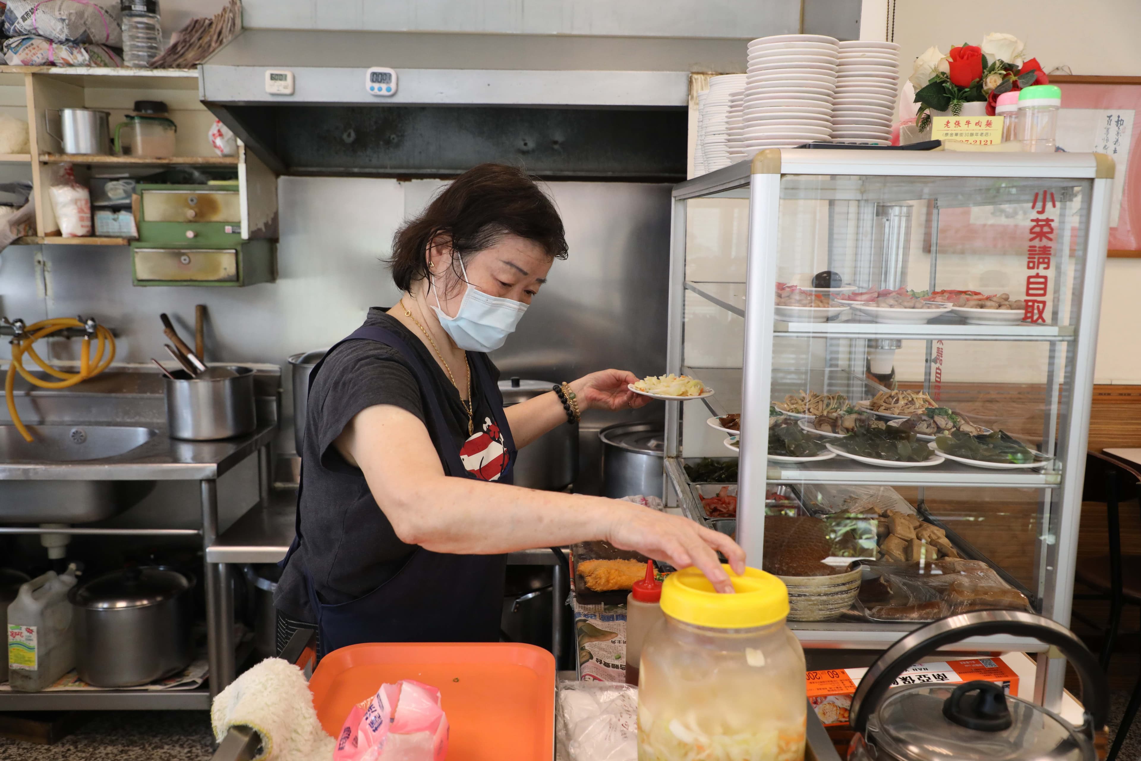 張媽媽依然天天在店裡忙進忙出,招呼老客人。