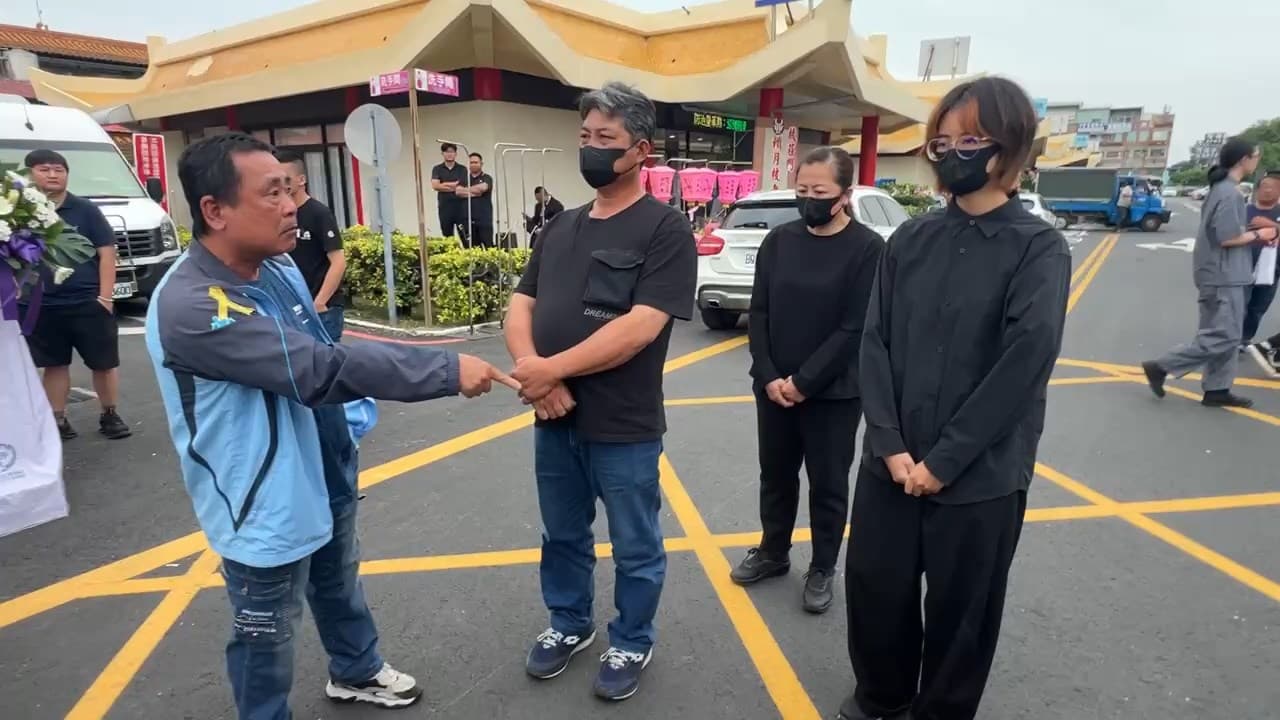 女大生和父母在靈堂外被家屬友人嗆「不下跪道歉就不要進去」。(鏡新聞)