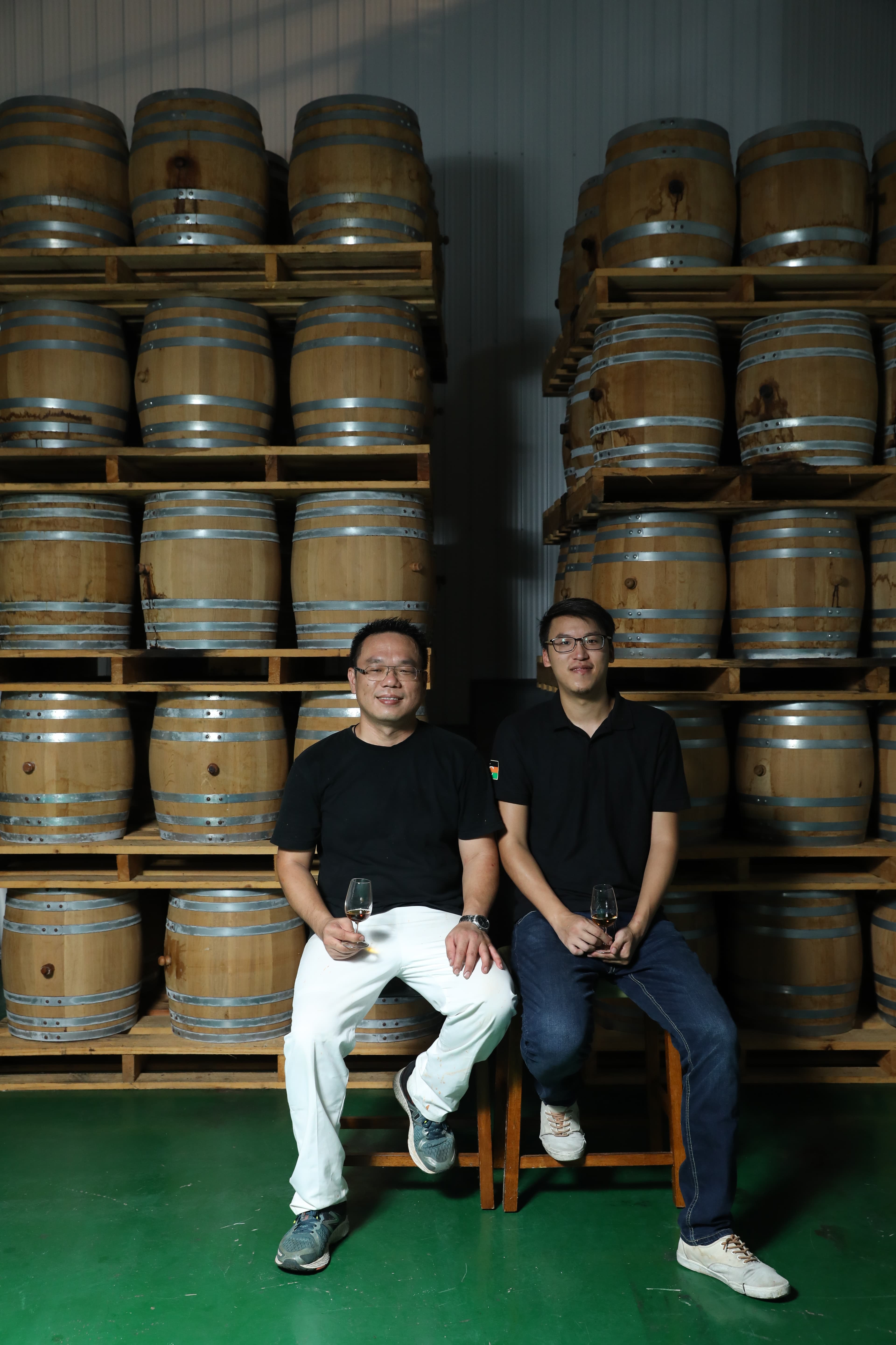 (Before)2019年第一次接受《鏡週刊》採訪的羅己能(左)與朱弼謙(右)。
