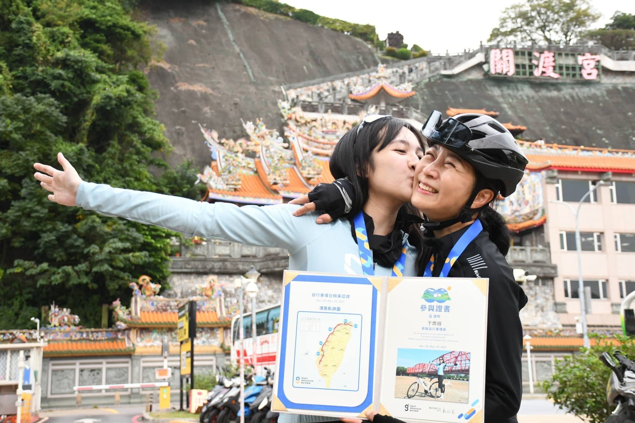 方文琳邀女兒一起騎車環島,過程有笑有淚。