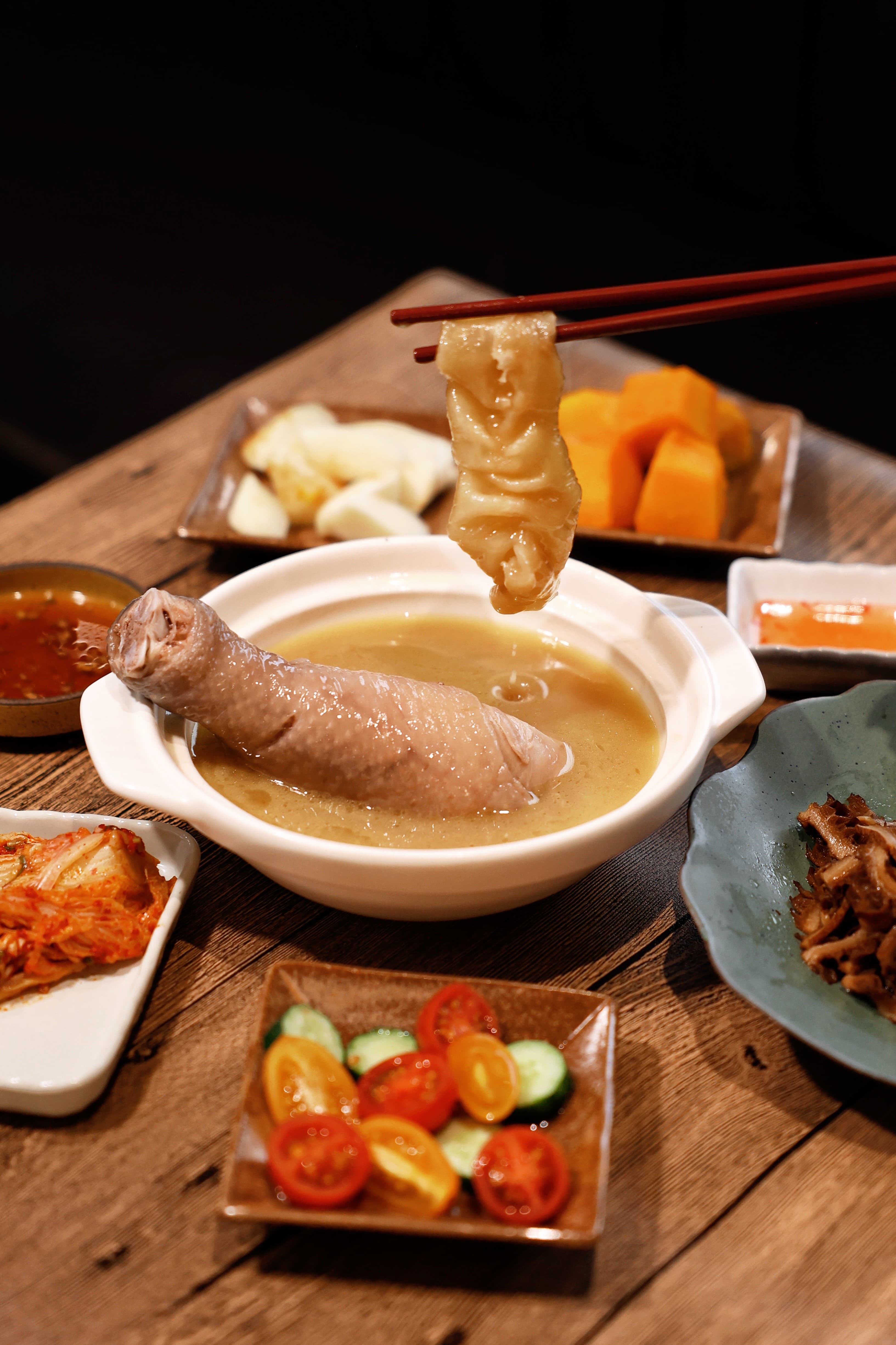 「花膠雞白濃湯」選用老母雞、豬肩肉、金華火腿、日本干貝,加入紅棗、枸杞、淮山、無花果乾,5小時慢火細熬,造就醇厚湯頭,特選陳年非洲鱸魚花膠筒,經3日泡發去腥的繁複工序,輔以肉質紮實的放山紅羽土雞腿,湯頭蘊含來自花膠的豐厚膠質,口感稠潤滑順,滋潤養顏。(580元/份)(好好養湯提供)