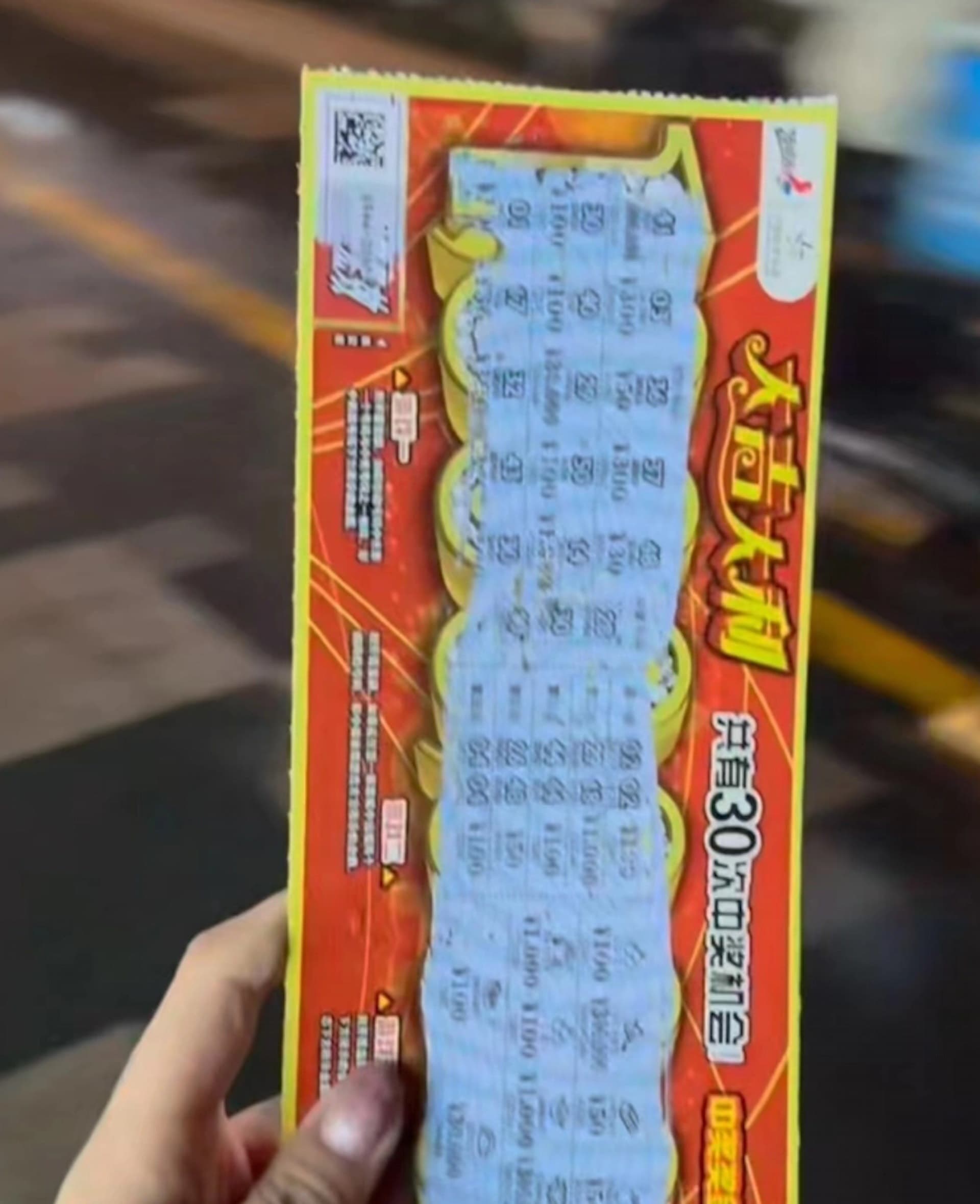 小芙感嘆,刮了這麼多,最多也就刮中人民幣1,000元(約新台幣4,437元)。(翻攝自《九派新聞》)