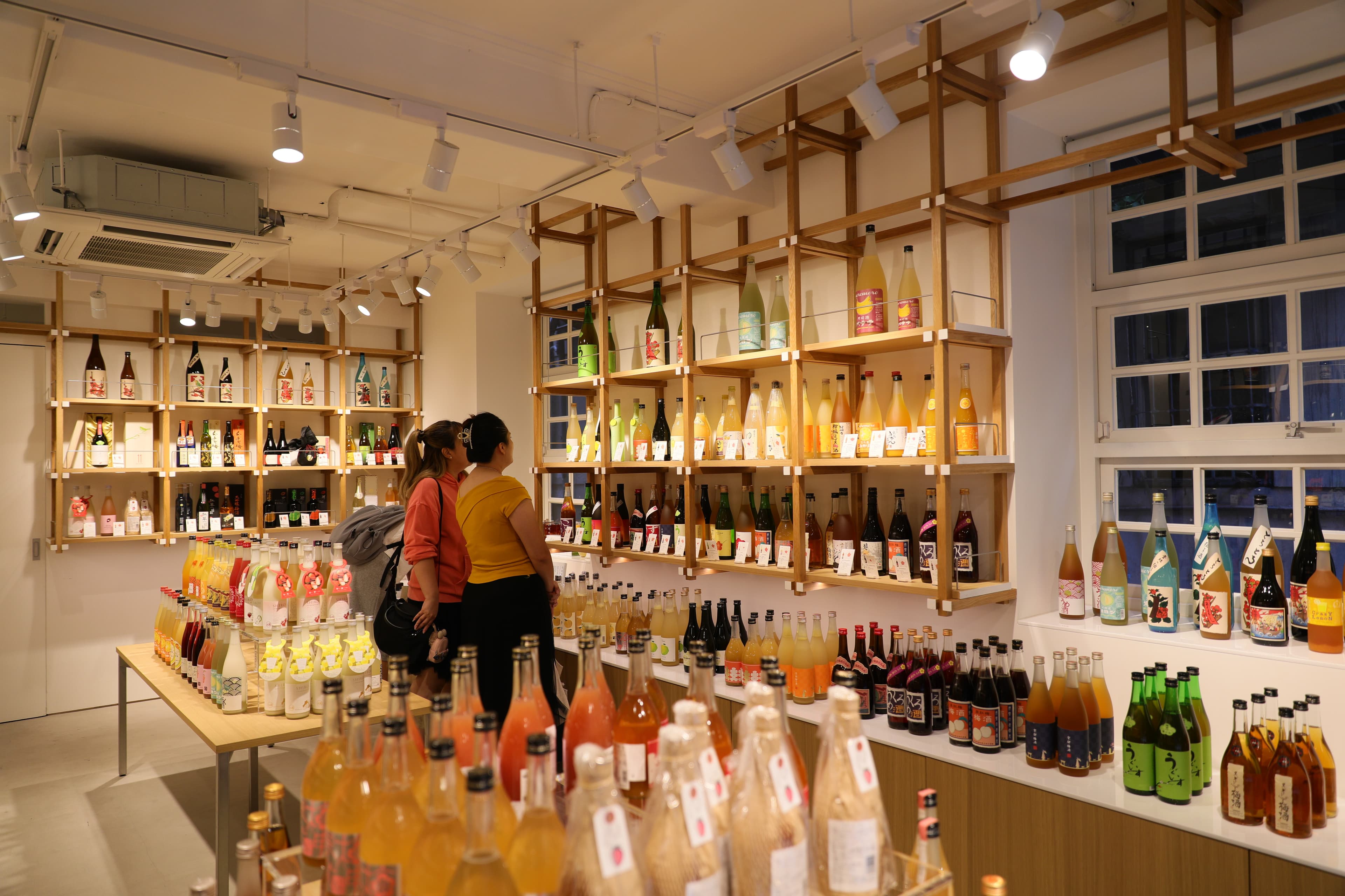 位在台北赤峰街上的「小器梅酒屋」,引進了日本各地超過上百款的梅酒與果實酒。
