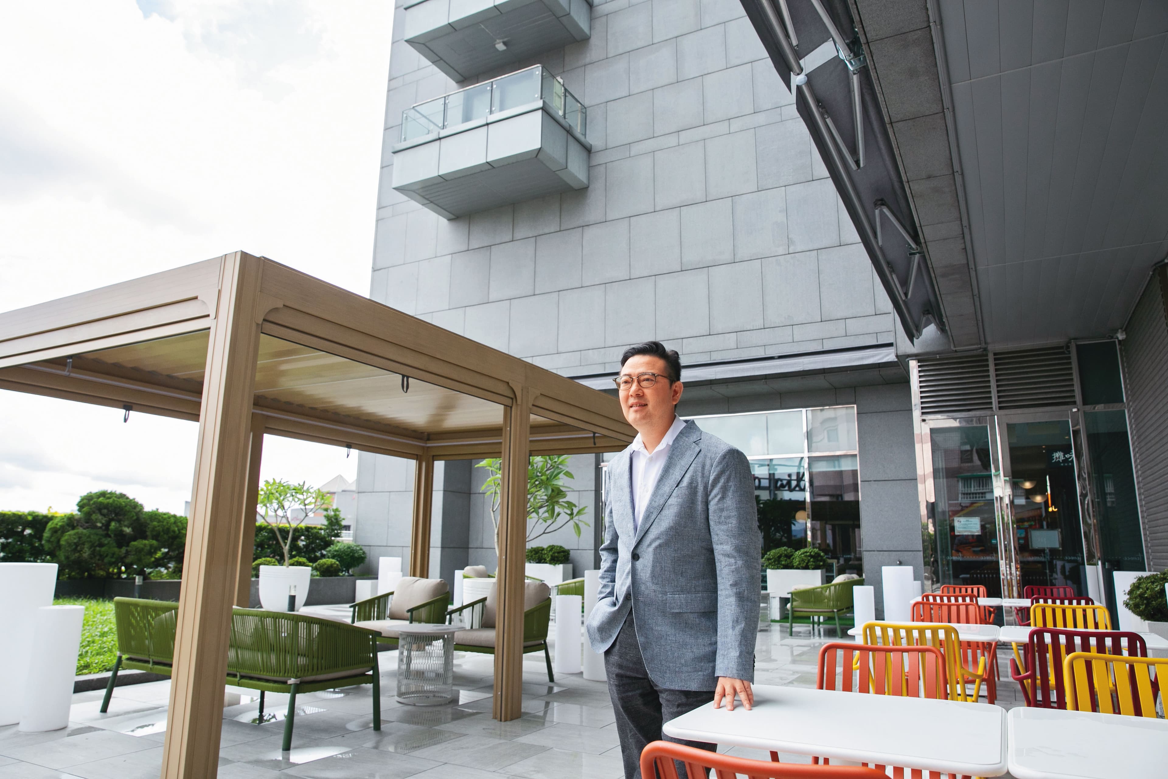 Two Tails是雙北市少有大露台的飯店,馮傑將此打造成一個大的社交場所,除了用餐外,還可辦戶外Party。