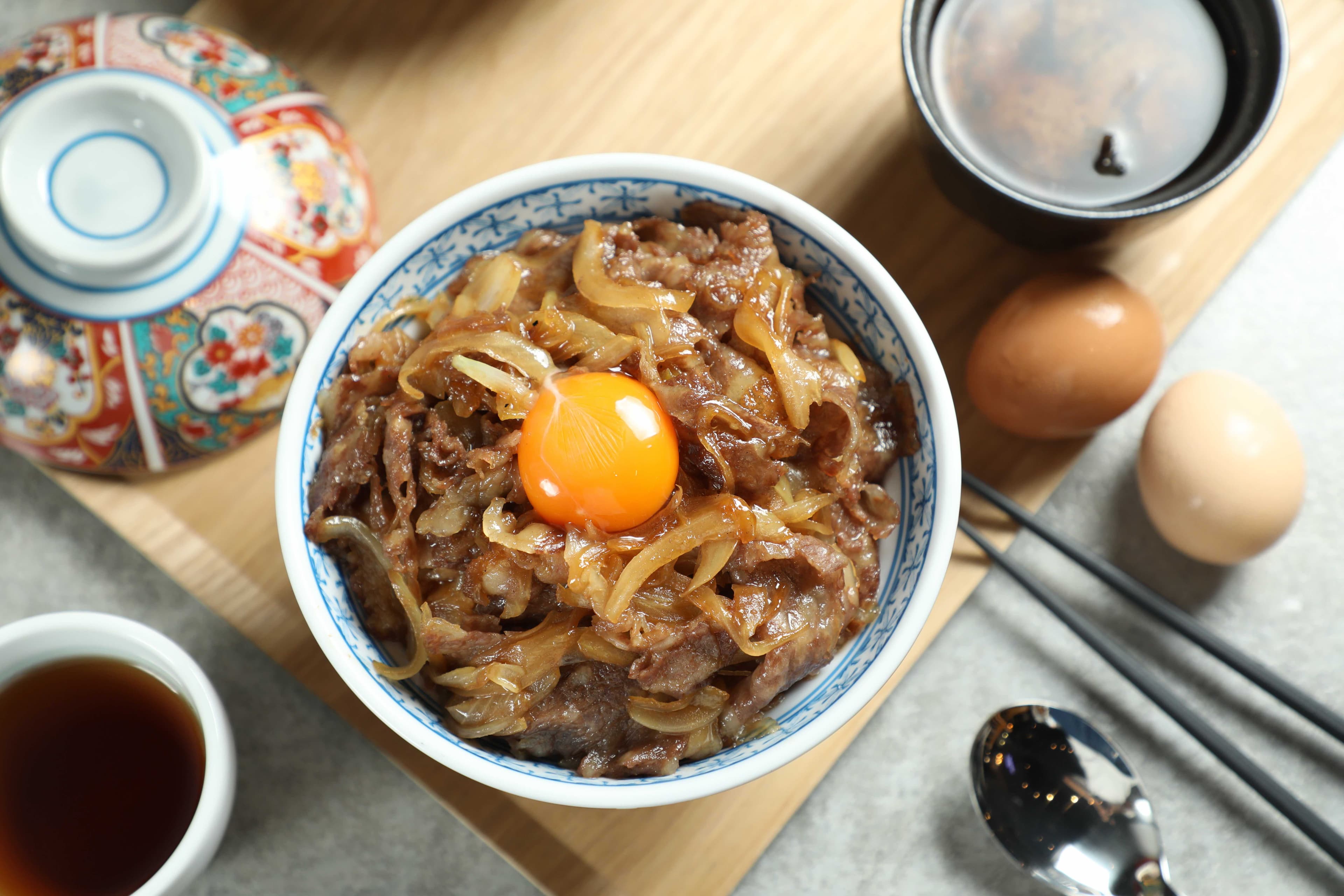 「月見和牛壽喜燒丼飯」以壽喜燒風味燉煮和牛,拌入生食級蛋黃,濃郁蛋香包裹米飯,一口肉一口飯超滿足。(980元/份)