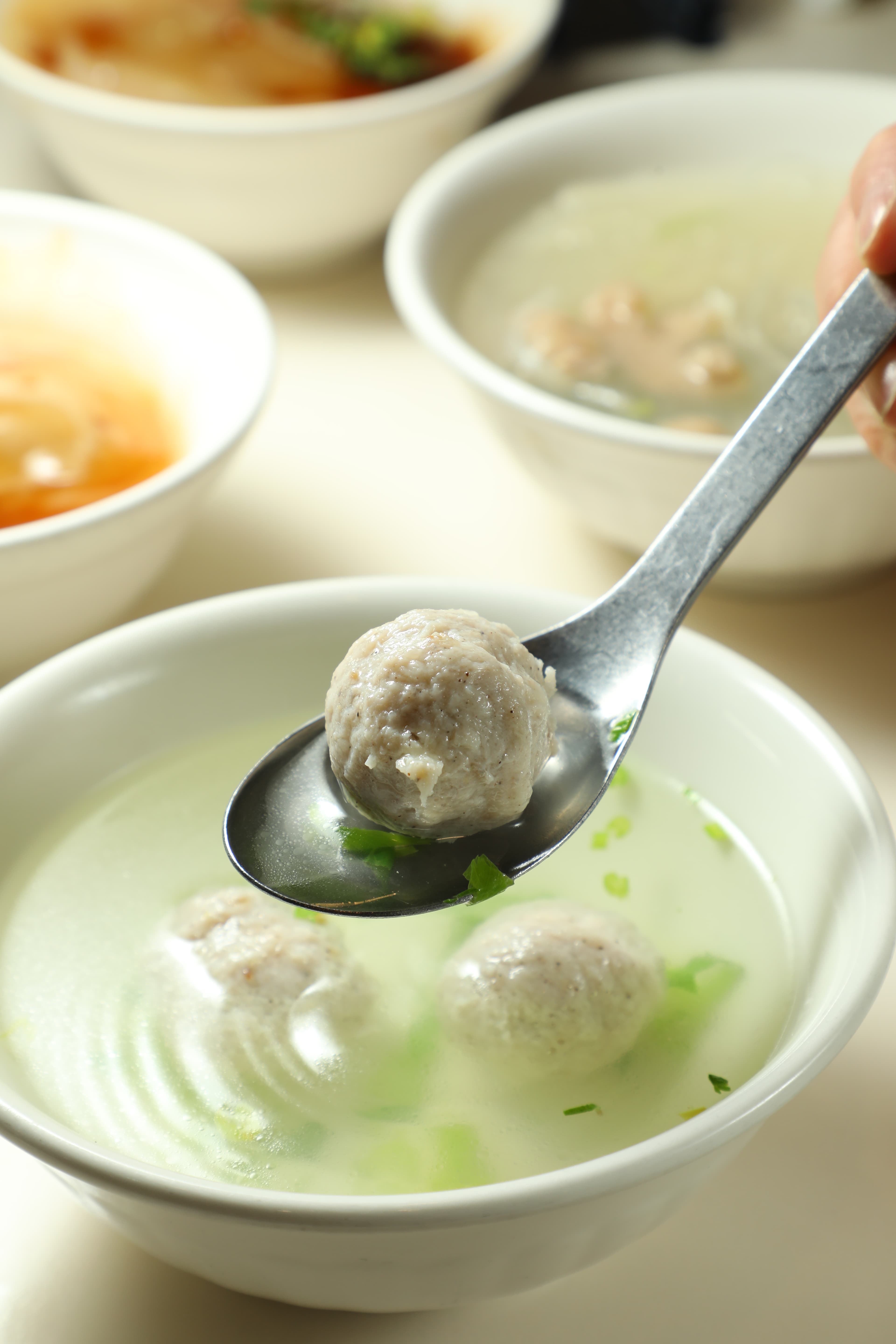 「魚丸湯」的魚丸彈牙，湯頭清爽且帶著胡椒香氣。（35元／碗）