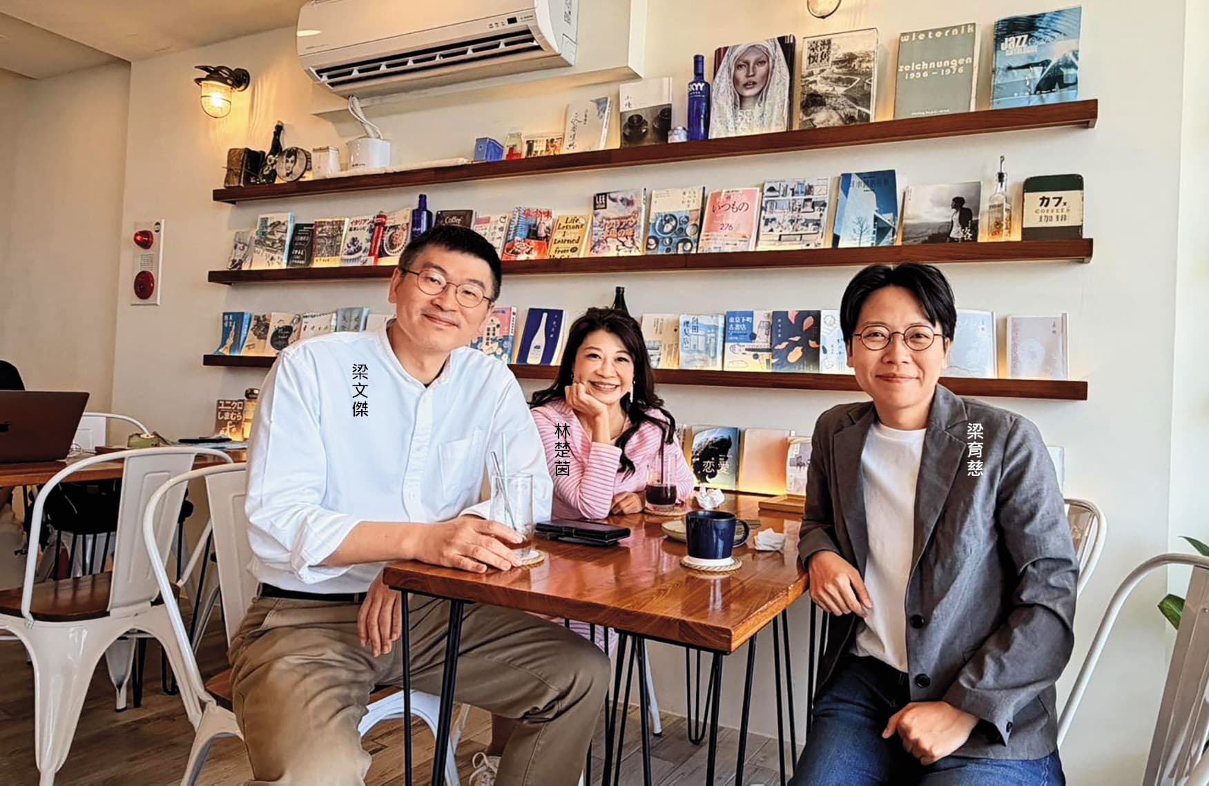 梁育慈在台北歷練10年,曾任梁文傑辦公室主任及林楚茵特助。(翻攝梁育慈臉書)