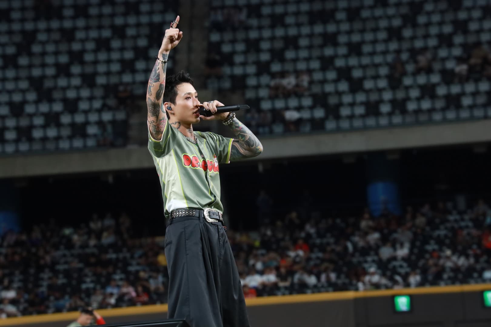 Marz23演唱〈不簡單的歌〉時，更在台上發起正能量佈道時間。（圖／華納音樂提供）