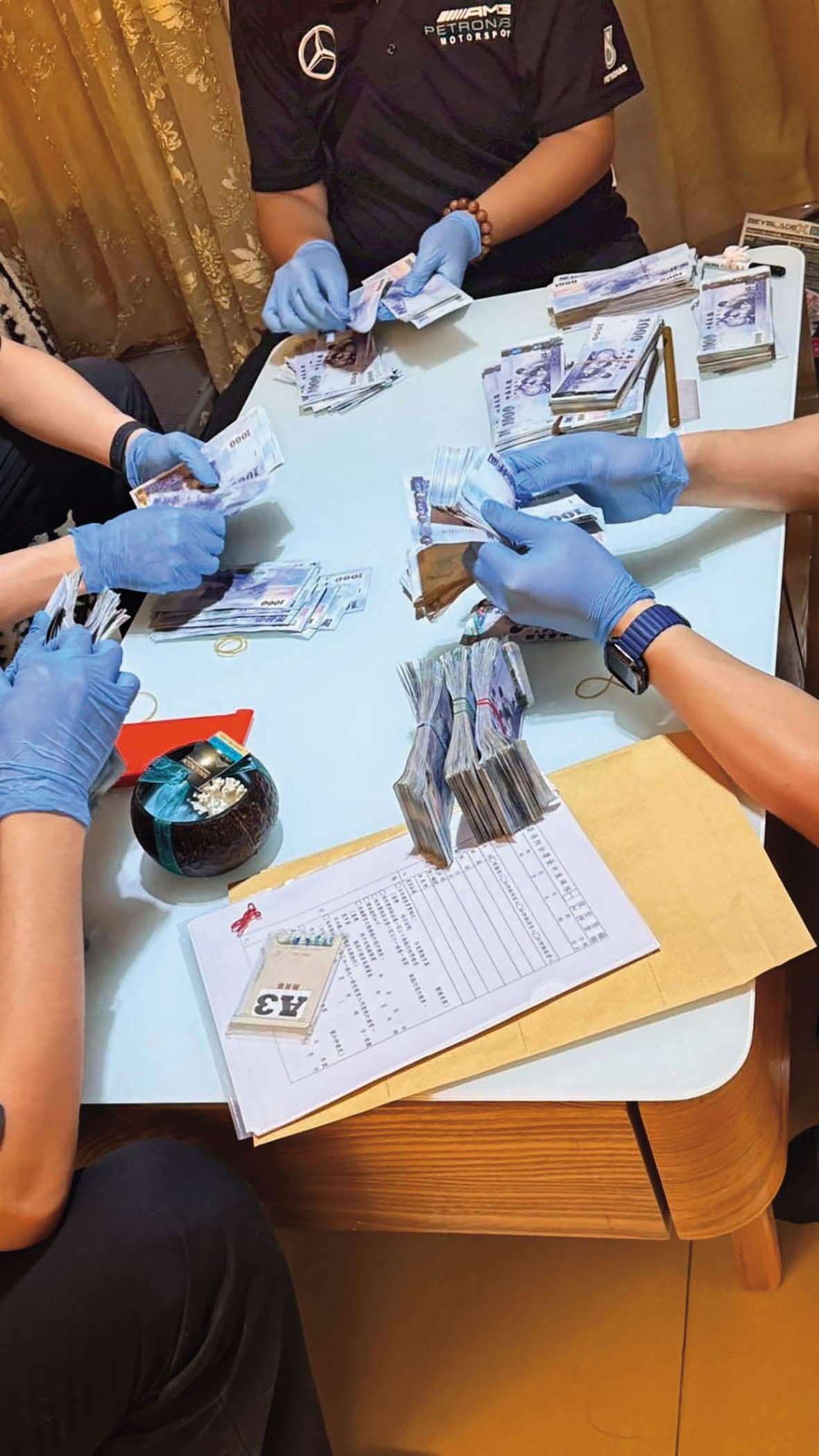 海巡署搜索游嫌等人頭住家與辦公室,查扣900多萬元現金。(海巡署提供)