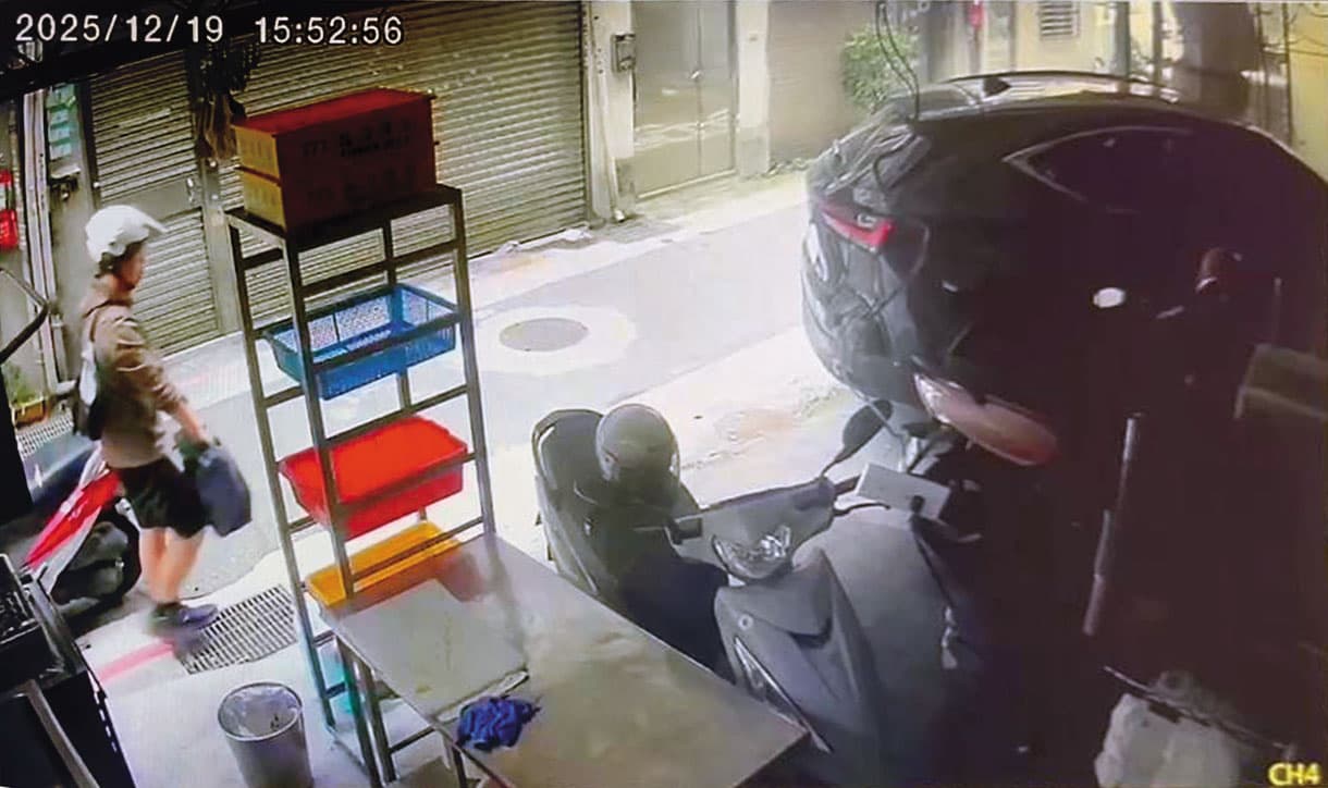 張文被監視器拍到手持汽油桶,前往一處機車行附近縱火。(翻攝畫面)