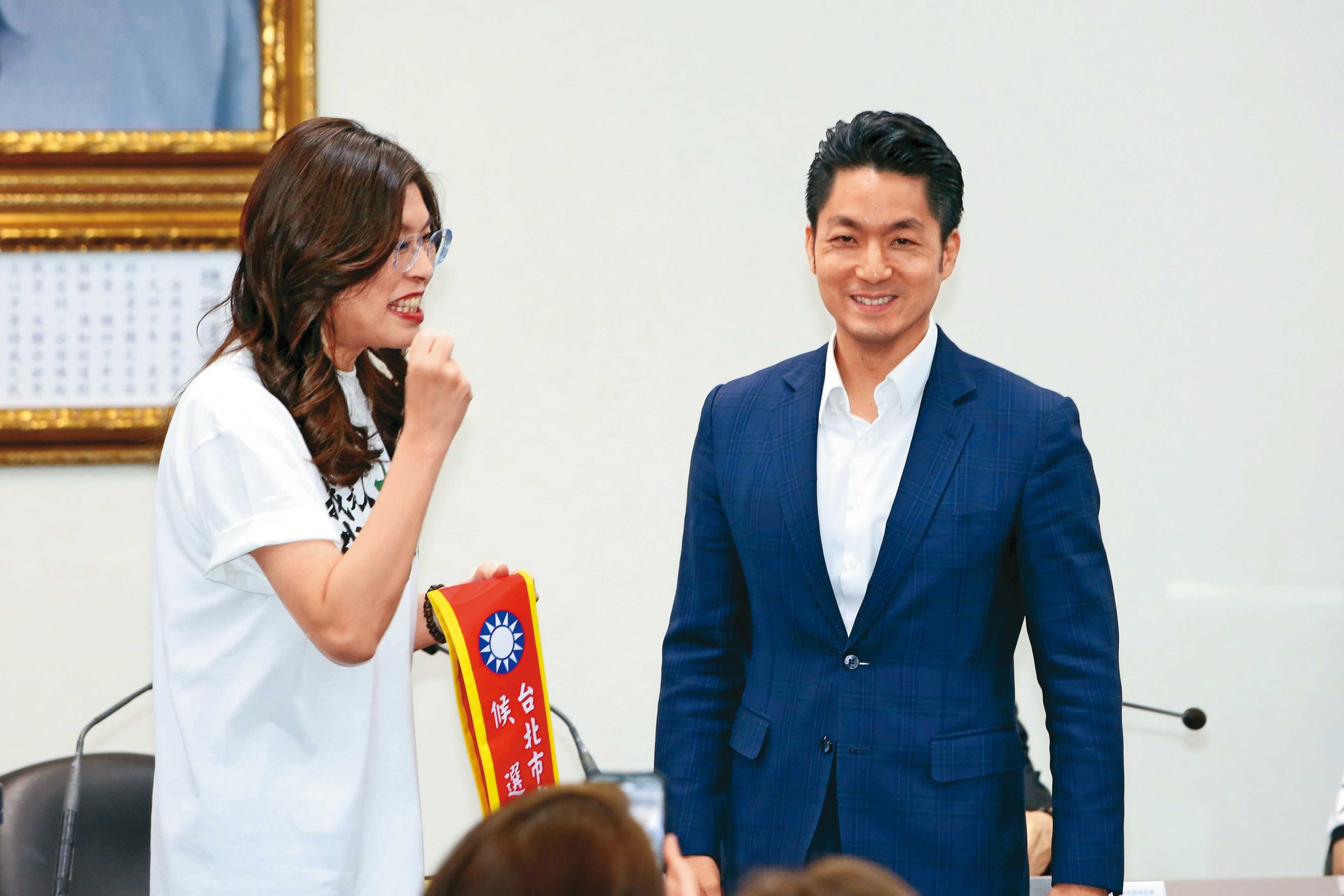蔣萬安(右)日前獲黨中央徵召拚北市長連任,黨內看好成為年底選戰領頭羊。(鏡報姜永年)
