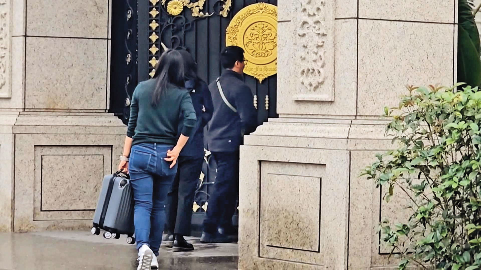 北檢指揮調查局北機站搜索傅崐萁豪宅旁的員工宿舍,追查競選小物相關金流。(鏡新聞提供)