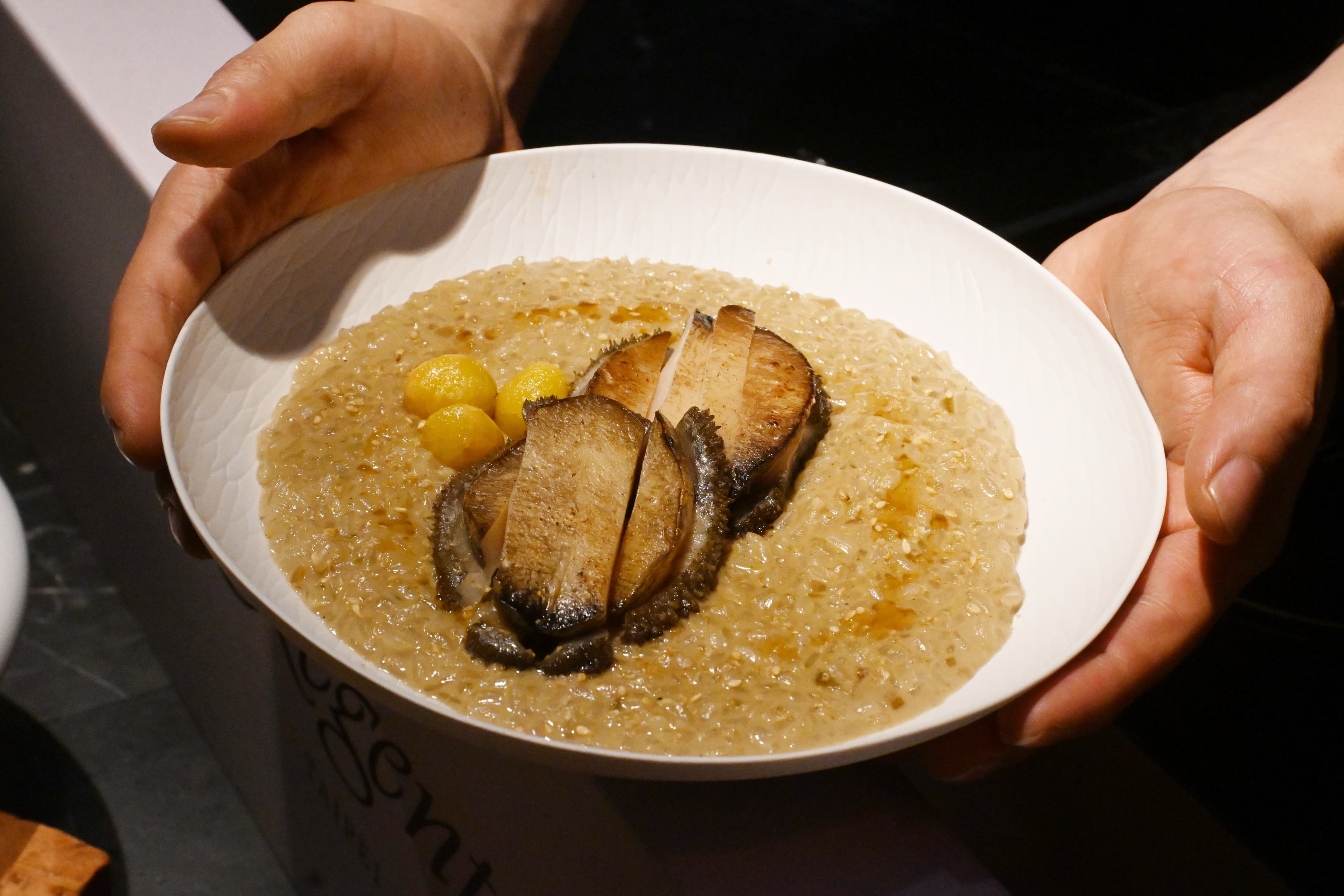 「鮑魚糯米燉飯」以糯米取代白米燉煮，呈現Q彈帶嚼勁的口感。（1,580元／份）