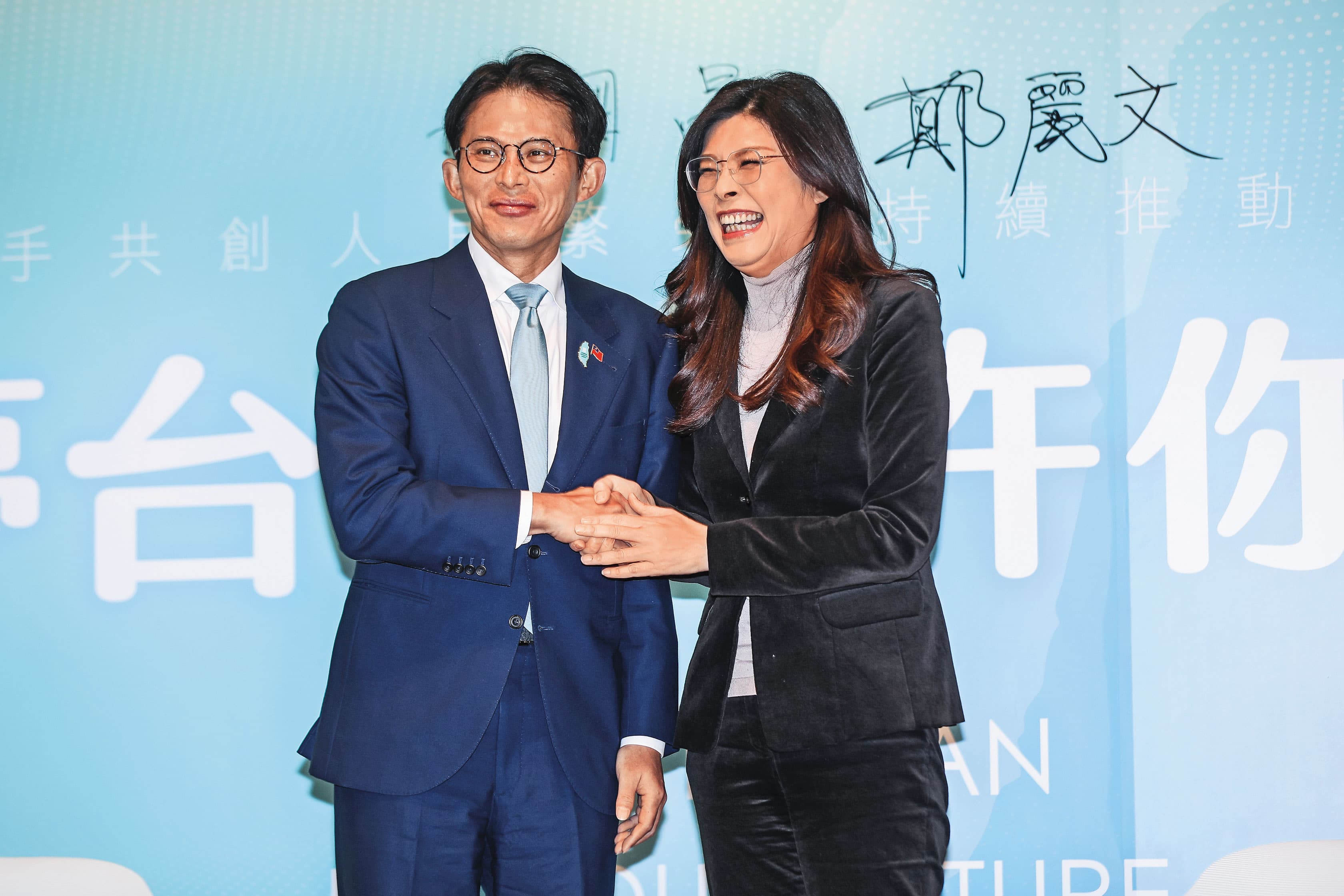 國民黨主席鄭麗文(右)、民眾黨主席黃國昌(左)14日宣布藍白共同政見,兩陣營縣市長整合已進入深水區。(鏡報鄒保祥)